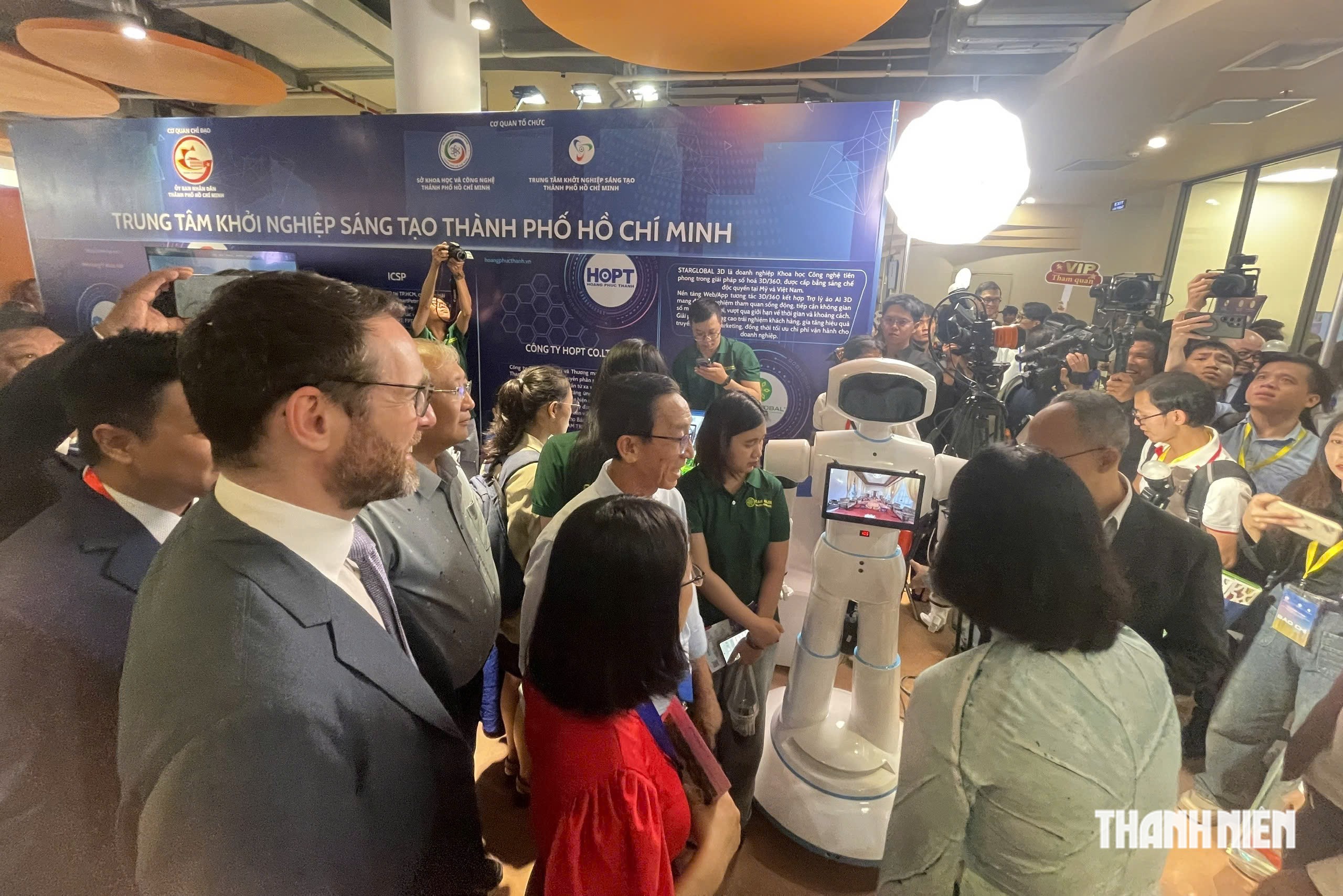 Thủ tướng đối thoại với thanh ni&ecirc;n: Tạo niềm tin để người trẻ vươn l&ecirc;n l&agrave;m gi&agrave;u - Ảnh 1.