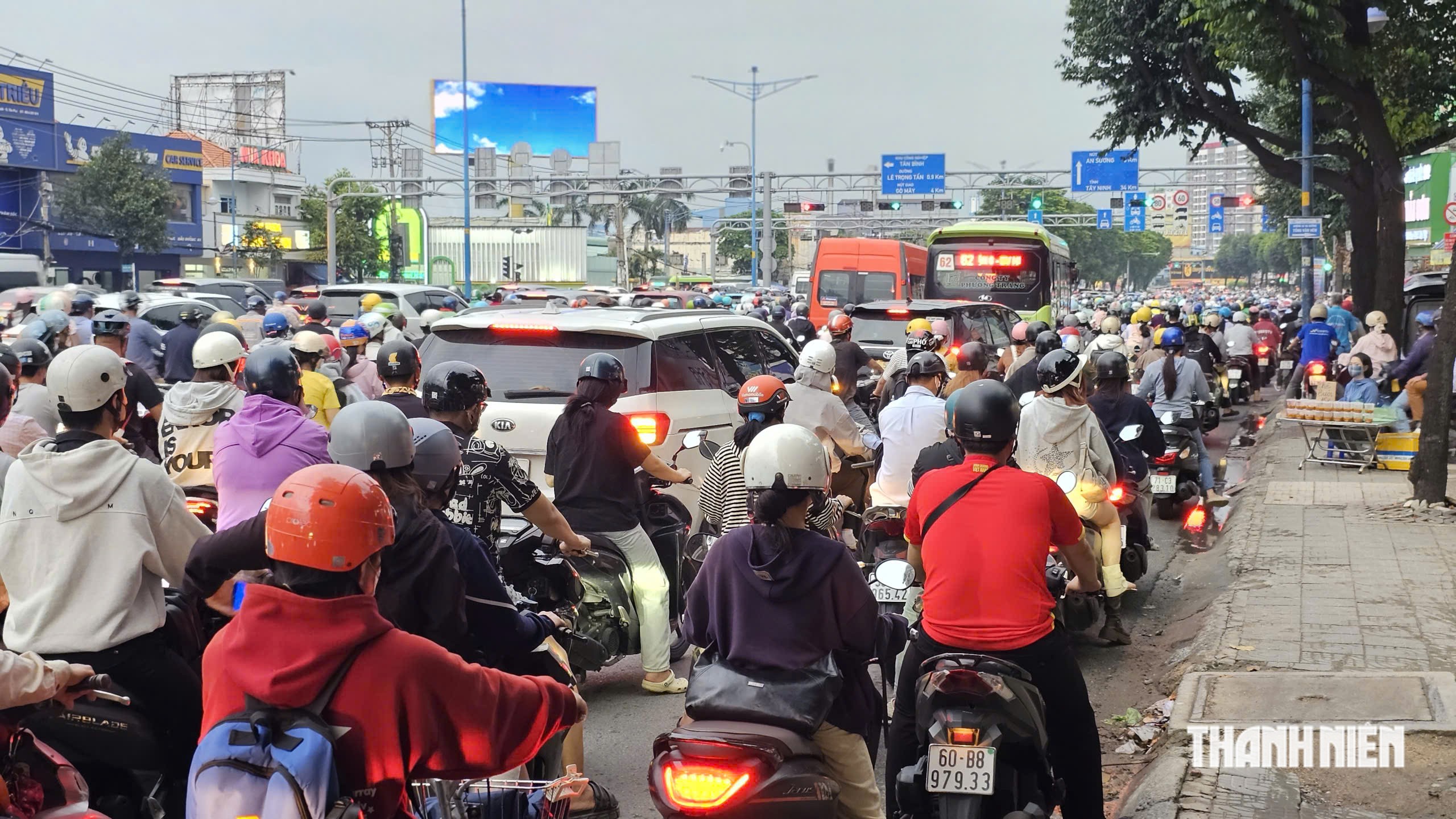 Đường Trường Chinh lại ùn tắc giờ tan tầm, TP.HCM tính đóng 2 giao lộ - Ảnh 2.