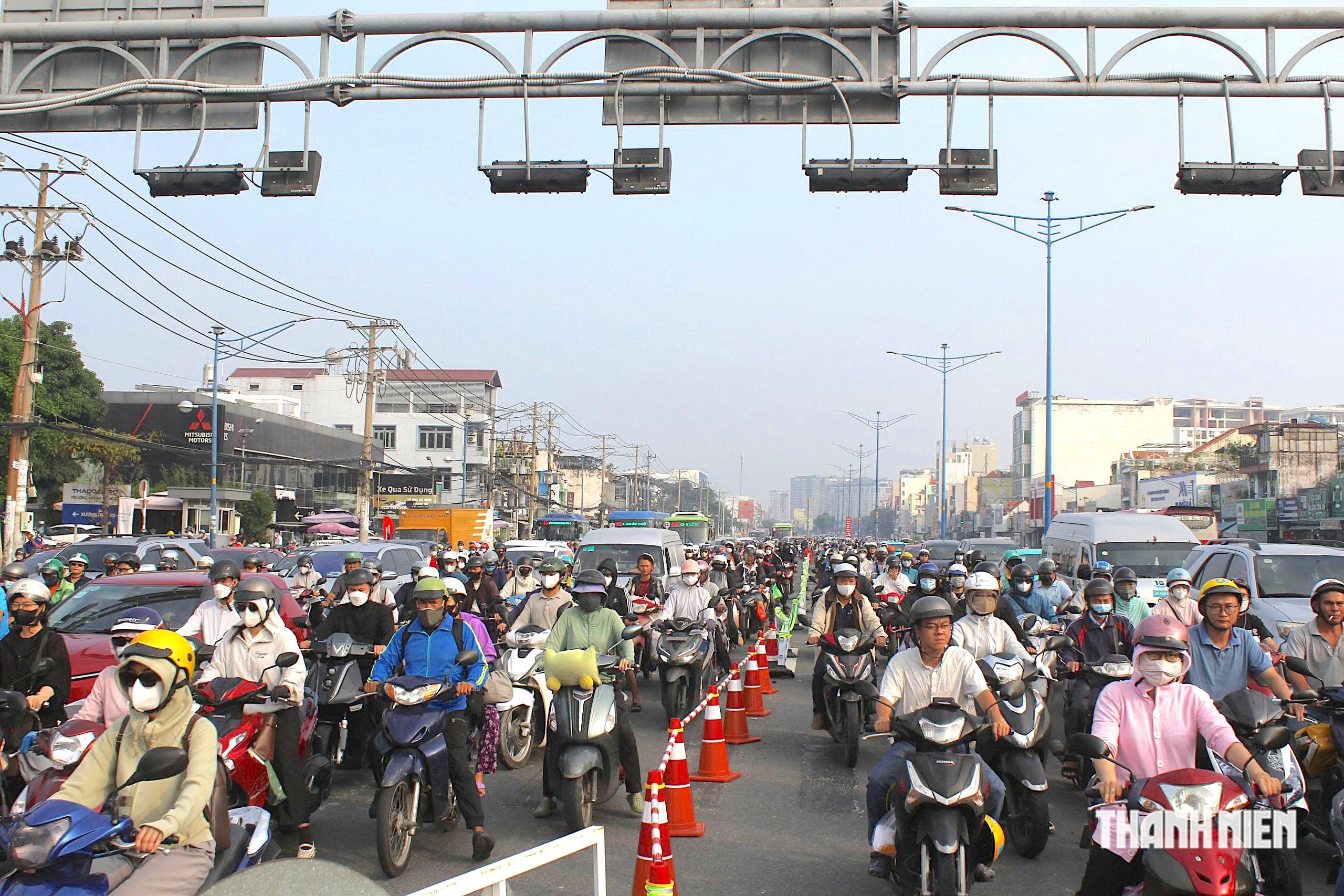 Đường Trường Chinh ùn tắc kéo dài, TP.HCM mượn 1 làn ngược chiều để giảm tải - Ảnh 1.