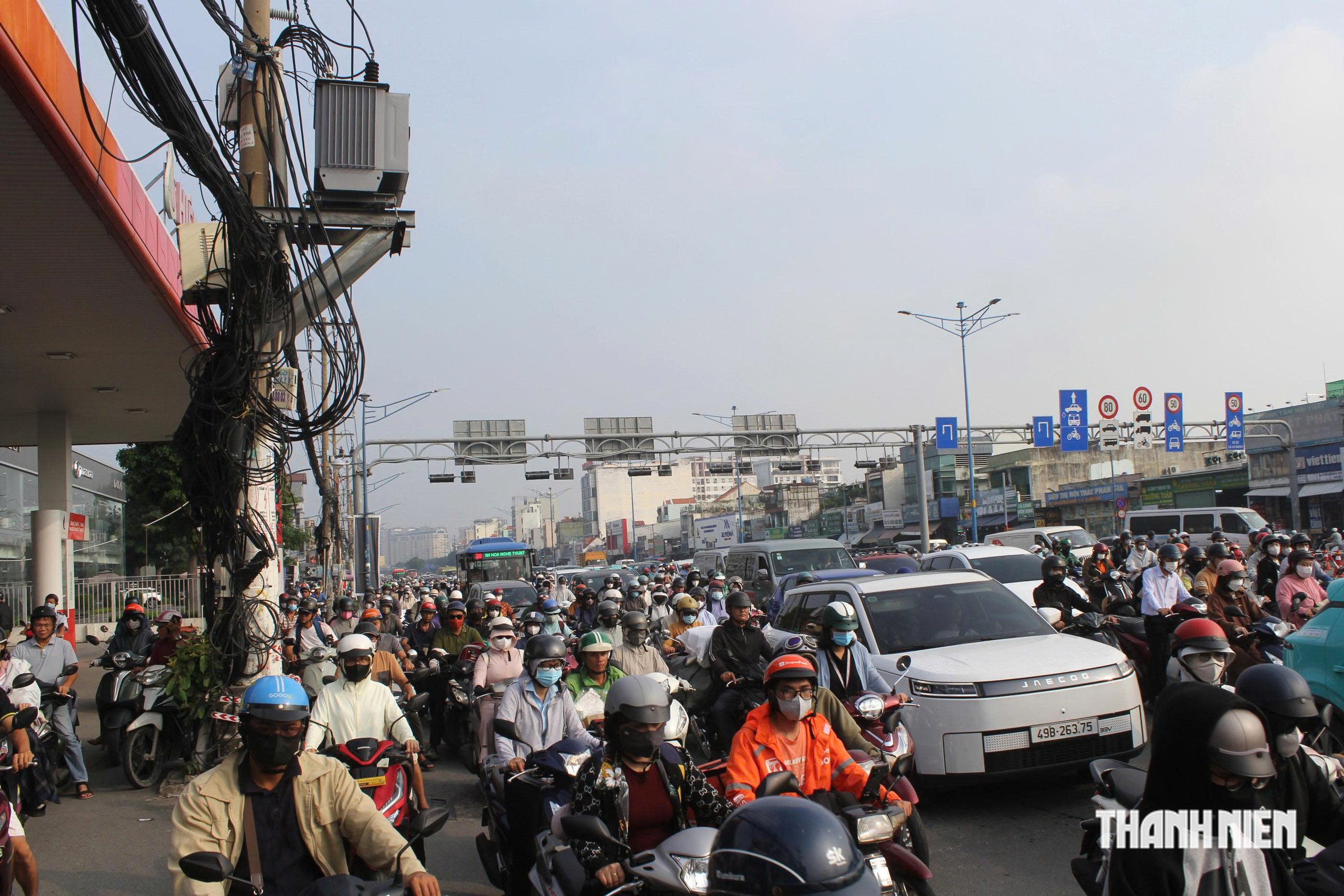 Đường Trường Chinh ùn tắc kéo dài, TP.HCM mượn 1 làn ngược chiều để giảm tải - Ảnh 9.