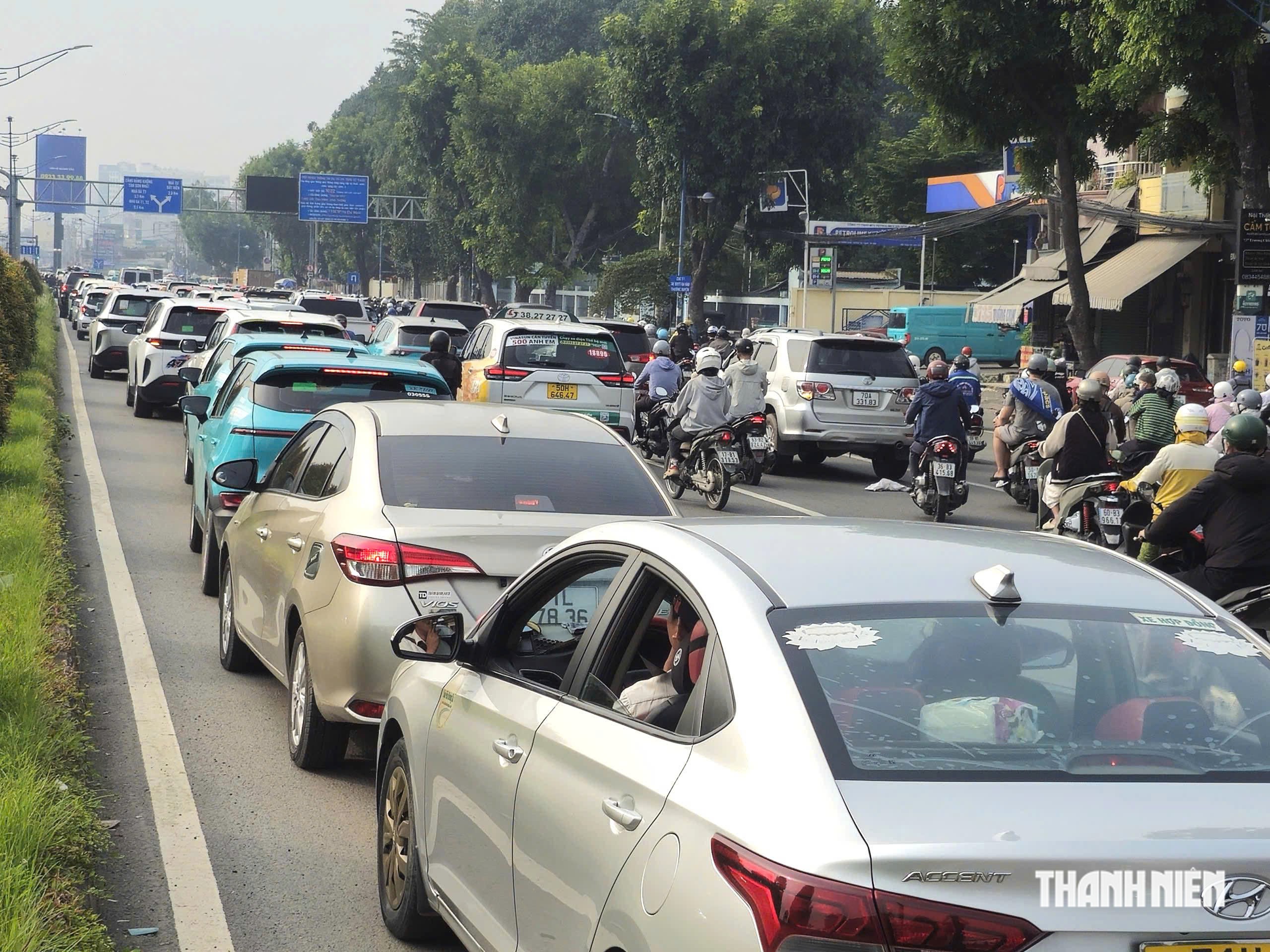 Đường Trường Chinh ùn tắc kéo dài, TP.HCM mượn 1 làn ngược chiều để giảm tải - Ảnh 5.