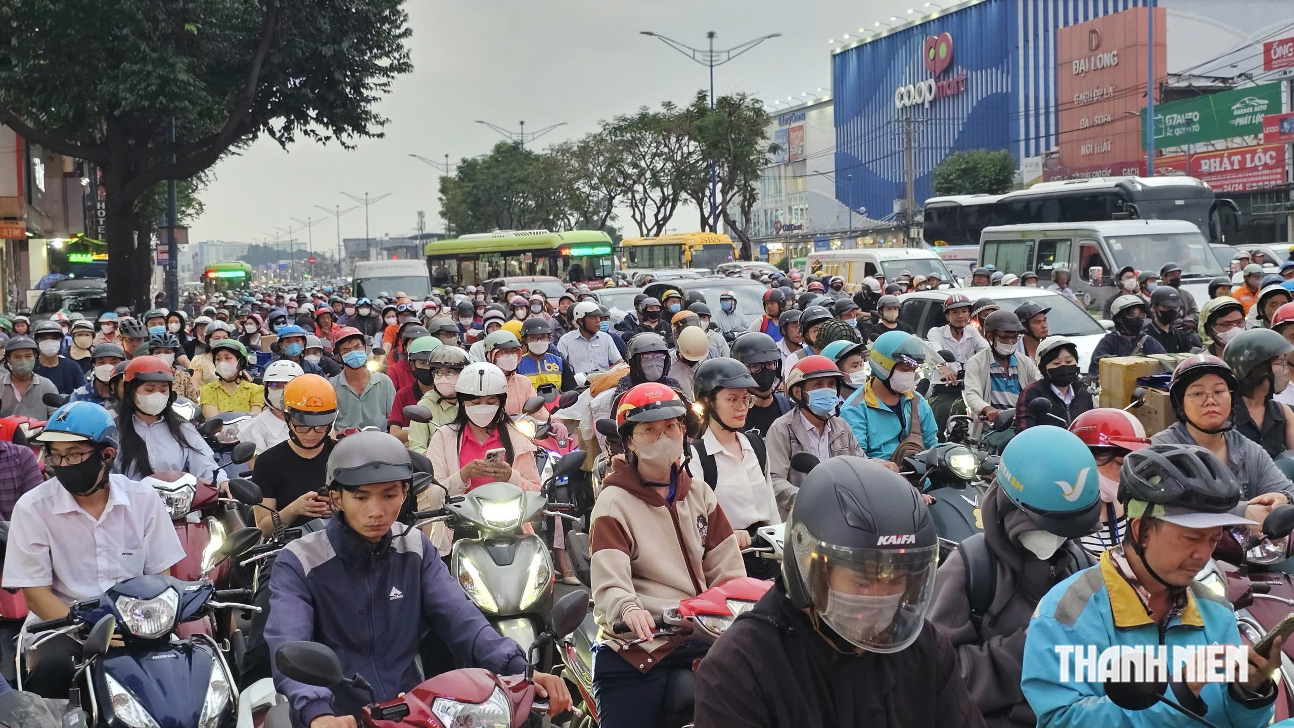 Đường Trường Chinh lại ùn tắc giờ tan tầm, TP.HCM tính đóng 2 giao lộ - Ảnh 1.