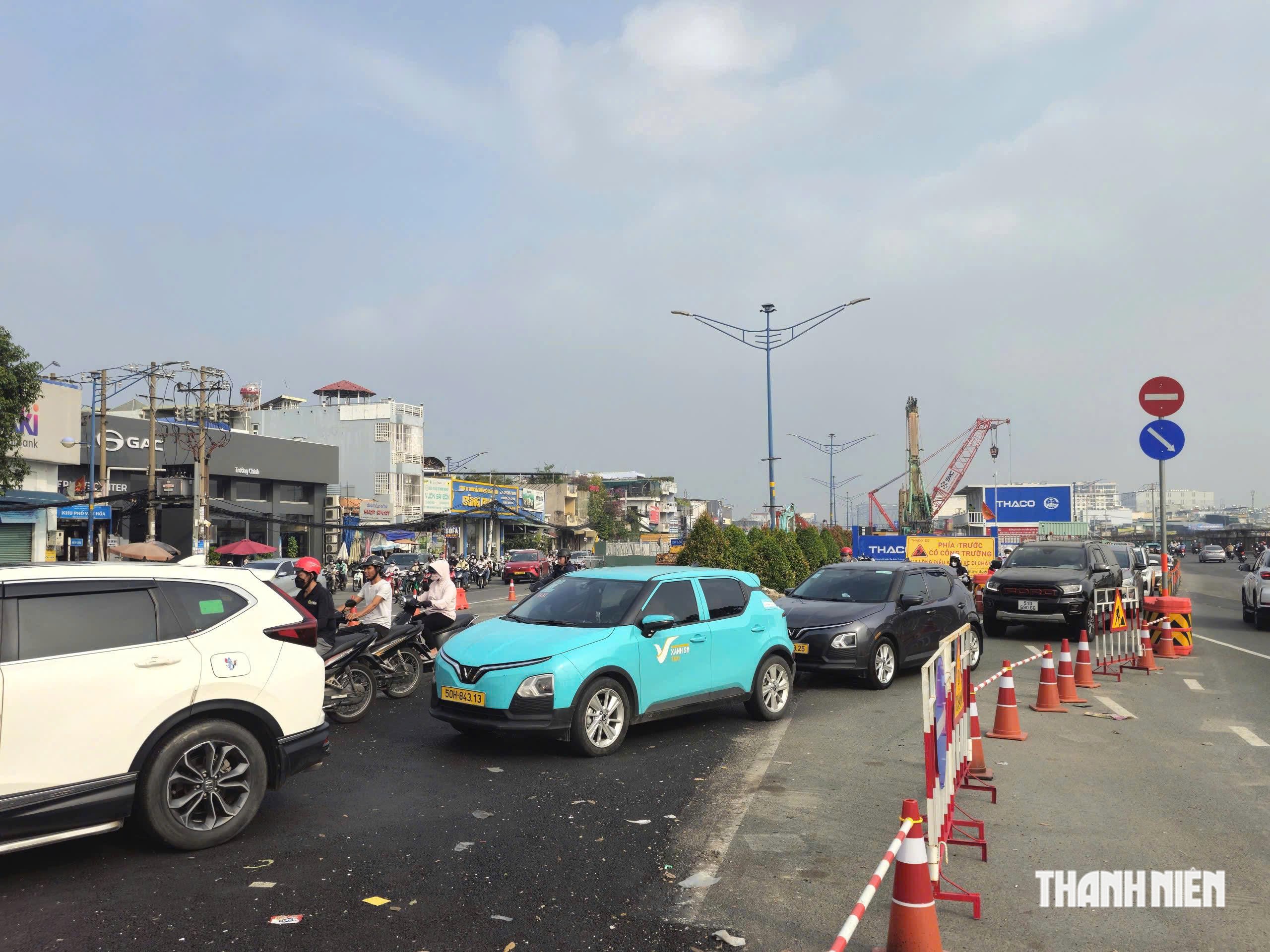 Đường Trường Chinh ùn tắc kéo dài, TP.HCM mượn 1 làn ngược chiều để giảm tải - Ảnh 8.