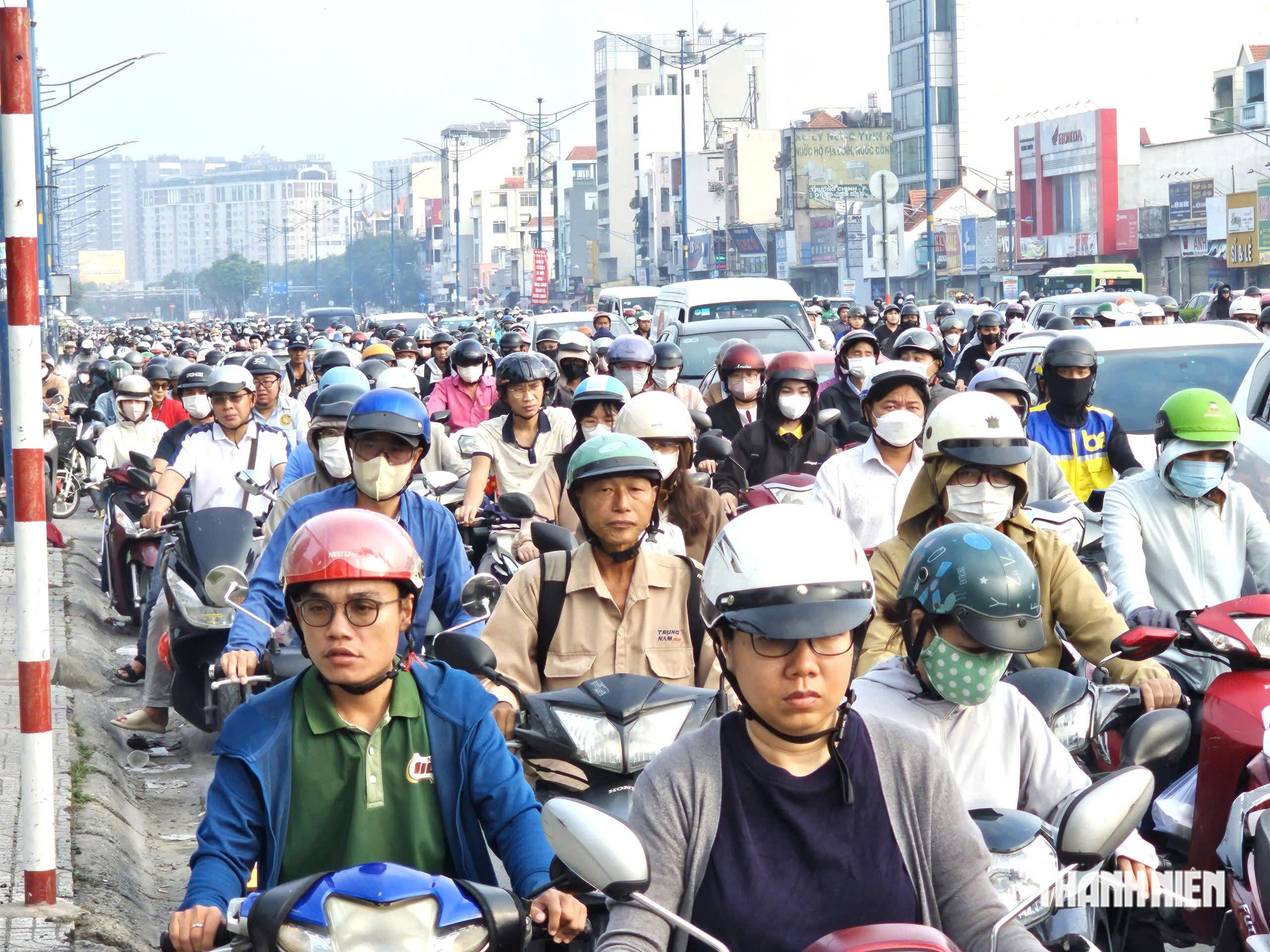 Đường Trường Chinh ùn tắc kéo dài, TP.HCM mượn 1 làn ngược chiều để giảm tải - Ảnh 6.