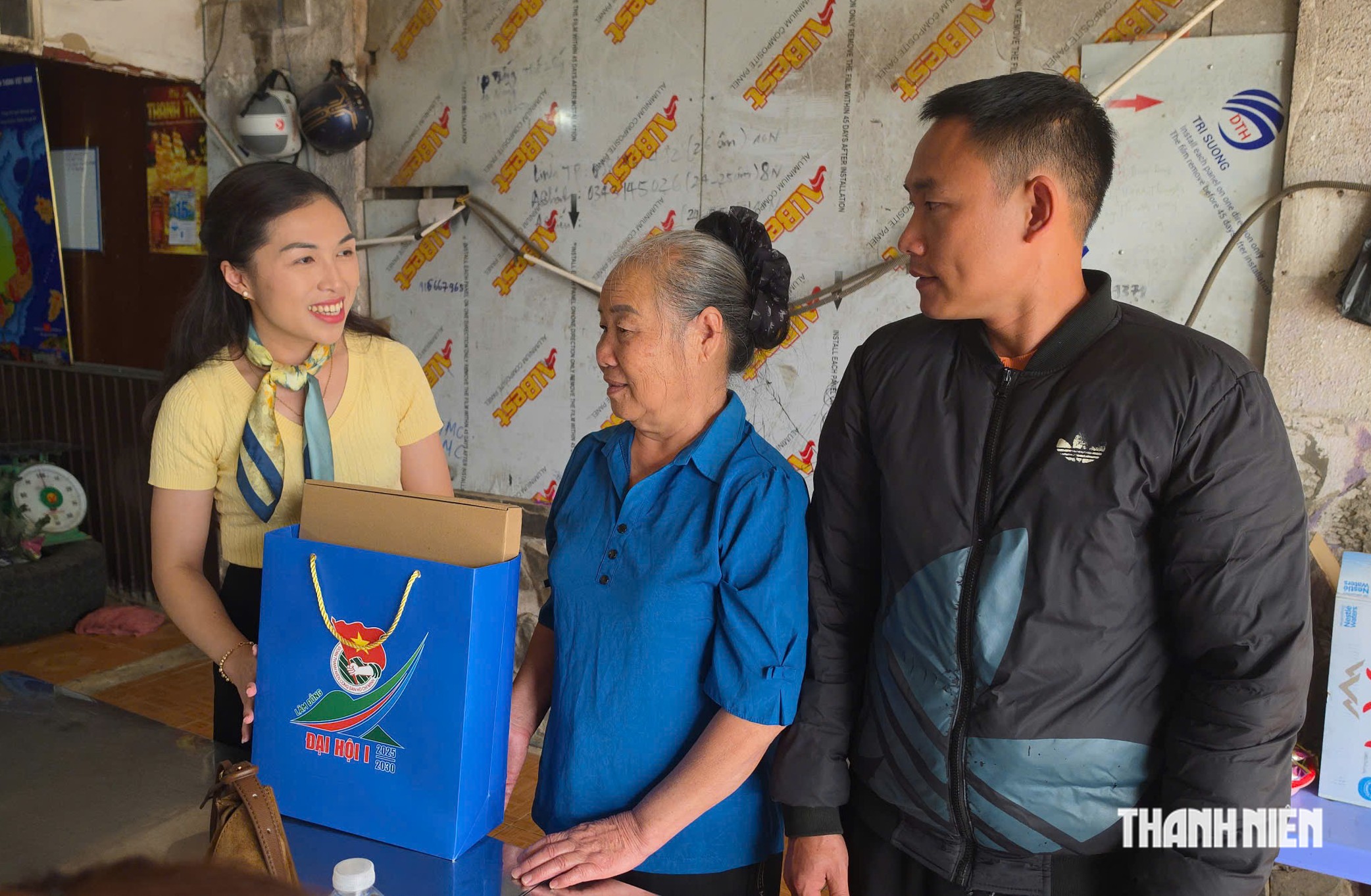 Lâm Đồng biểu dương vợ chồng tặng 4.000 cành cúc trắng tri ân liệt sĩ - Ảnh 2.