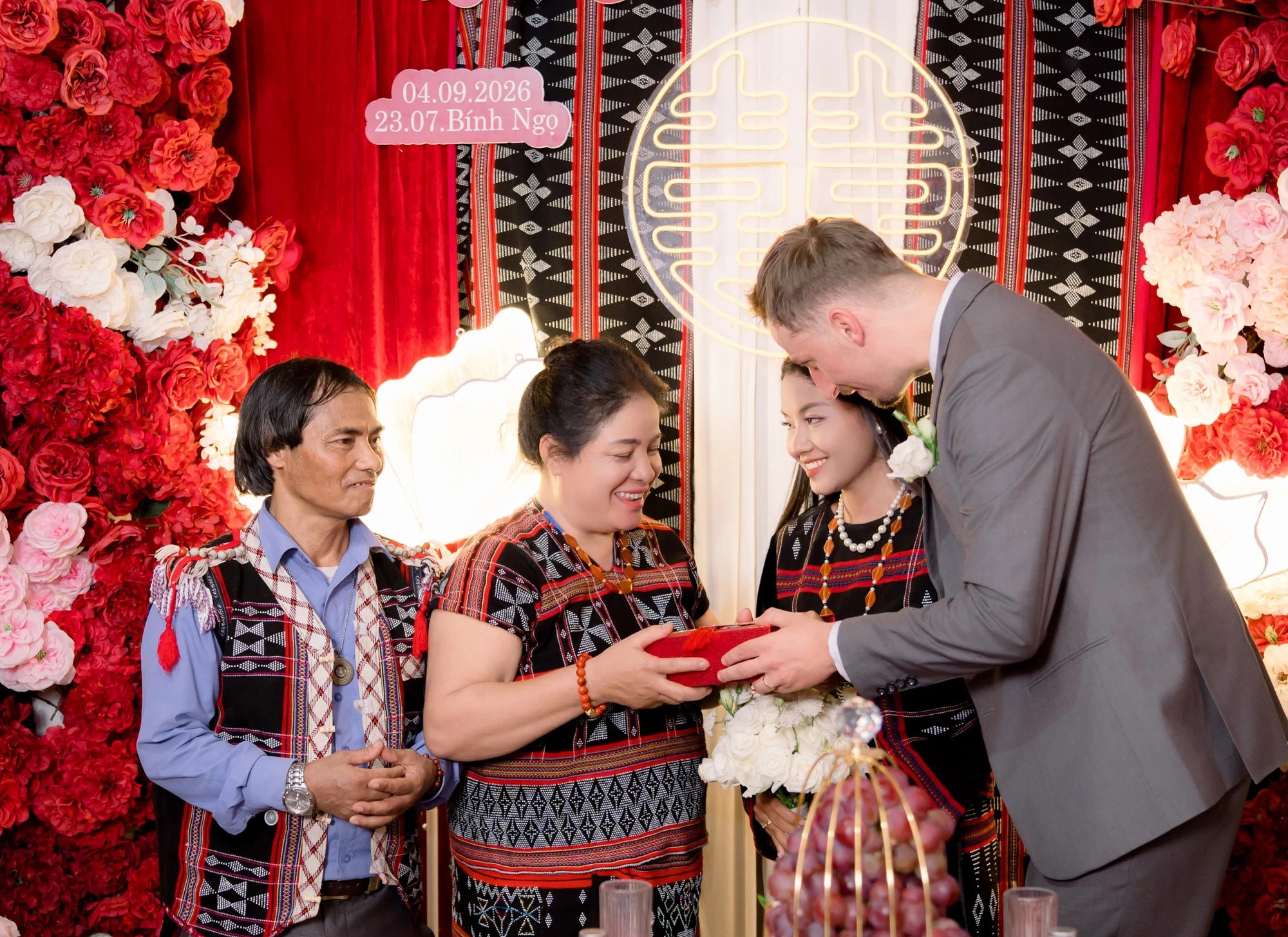 Chàng trai Bỉ cưới cô gái Tà Ôi, mang heo, dê, gà, cồng chiêng đi hỏi vợ - Ảnh 3.