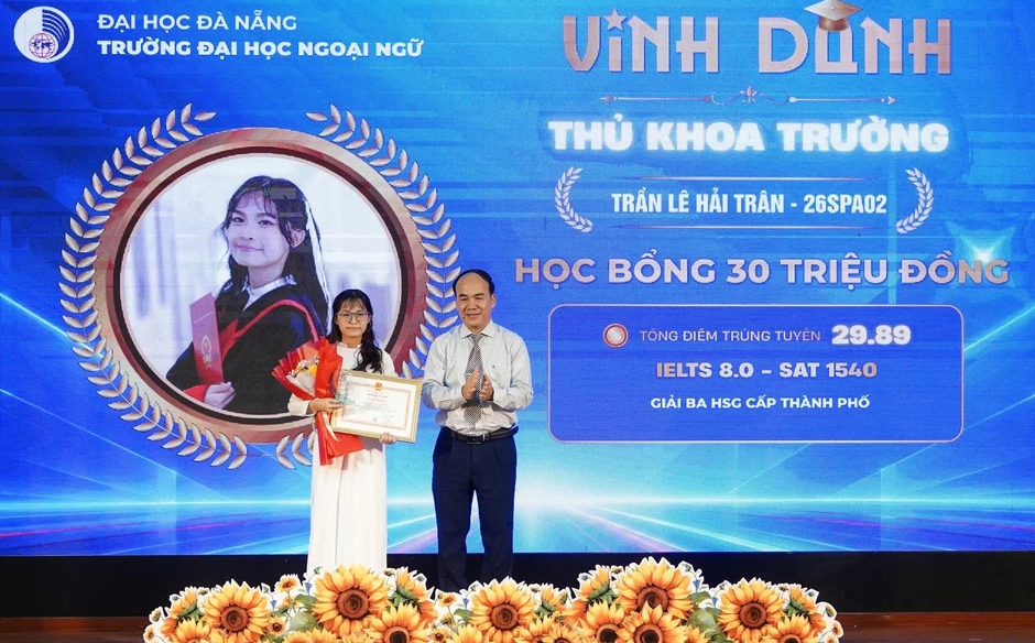 Trường ĐH Ngoại ngữ Đ&agrave; Nẵng trao học bổng 854 triệu đồng tiếp sức sinh vi&ecirc;n- Ảnh 1.