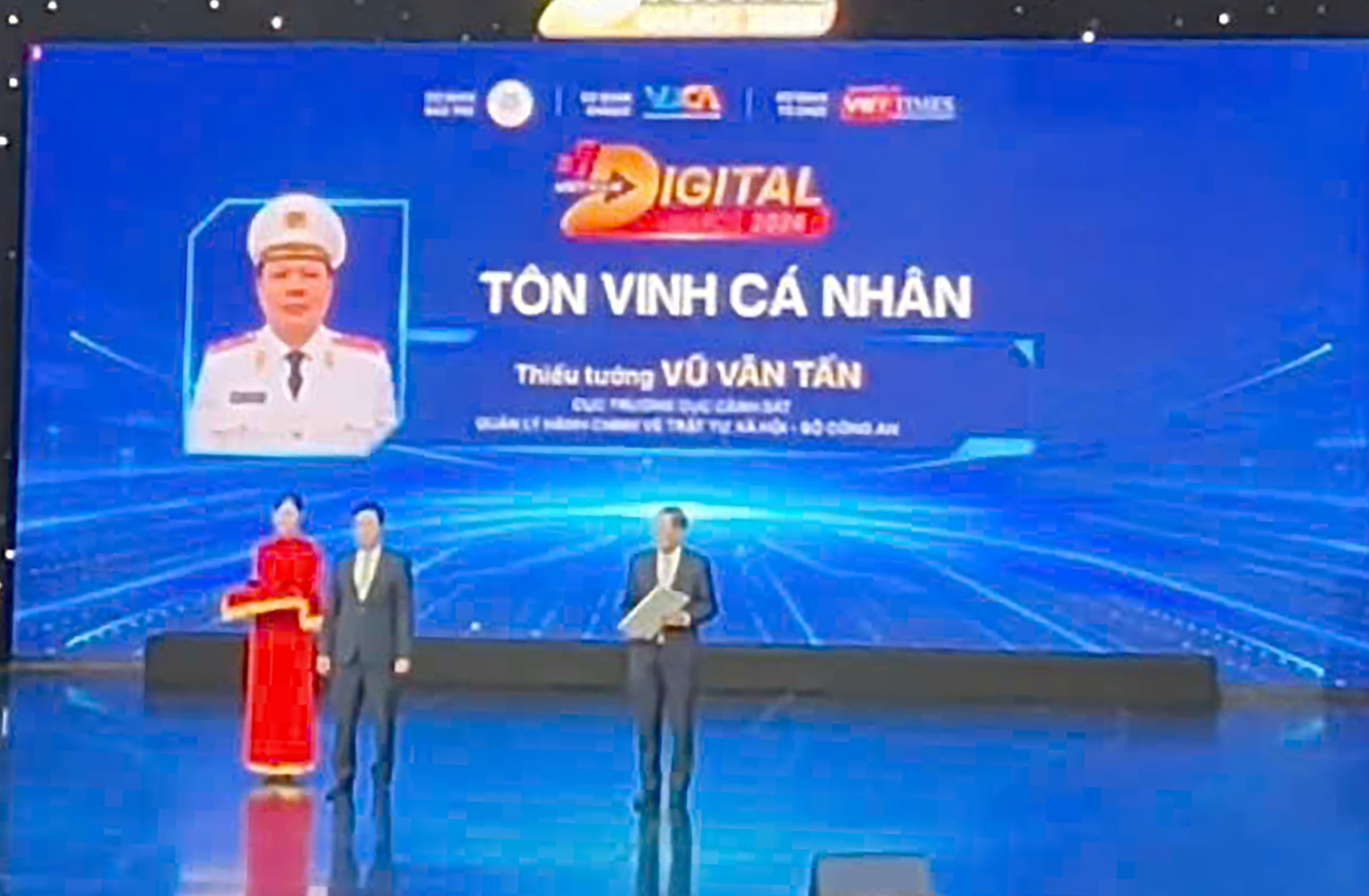 Thiếu tướng Vũ Văn Tấn được vinh danh là 'Lãnh đạo chuyển đổi số xuất sắc'- Ảnh 2.