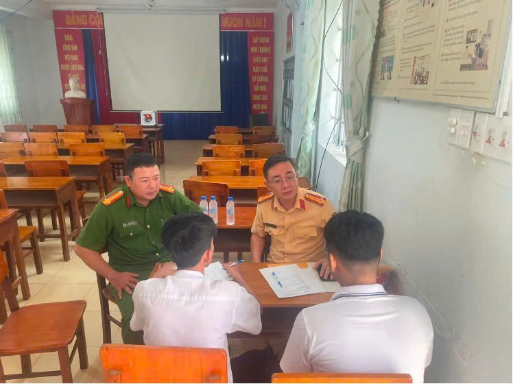 Học sinh lớp 9 ở TP.HCM dùng chân lái xe máy điện: CSGT tịch thu xe- Ảnh 2.