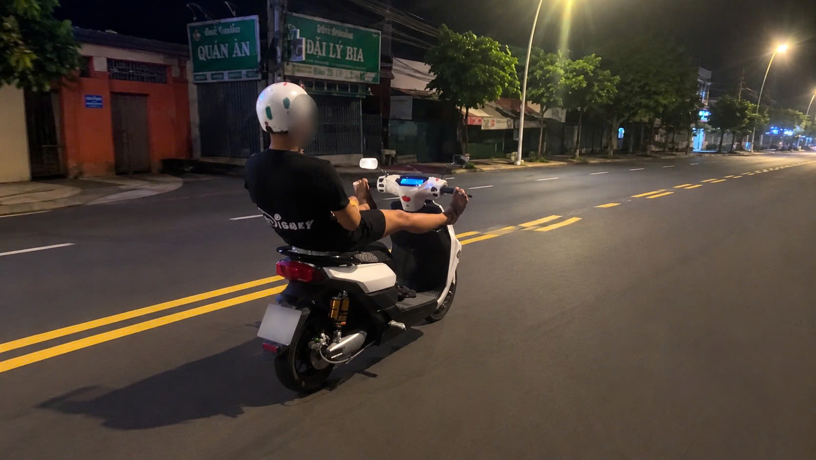 Học sinh lớp 9 ở TP.HCM dùng chân lái xe máy điện: CSGT tịch thu xe- Ảnh 1.