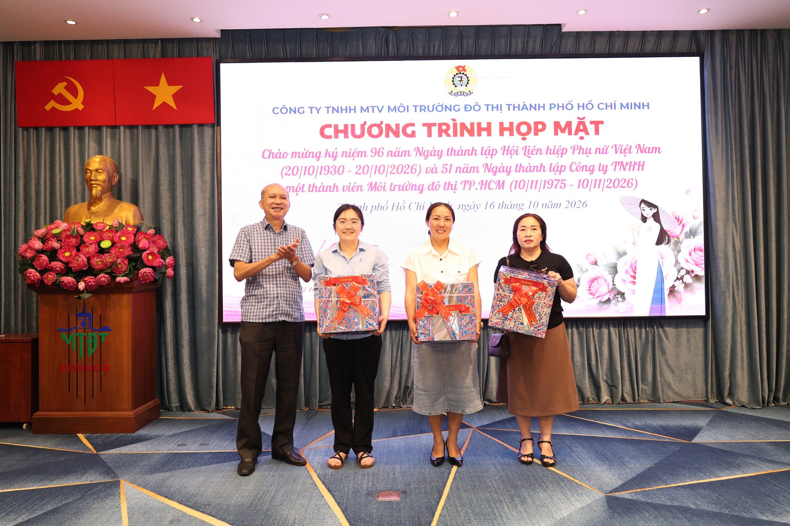 Món quà 20.10 đặc biệt dành cho nữ công nhân môi trường TP.HCM - Ảnh 1.