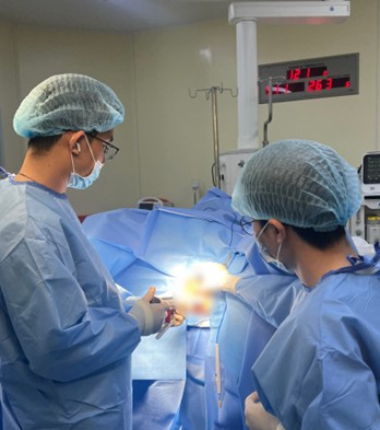 Đi tiêu ra máu kéo dài, người đàn ông phát hiện trĩ kèm thiếu máu nặng - Ảnh 2.