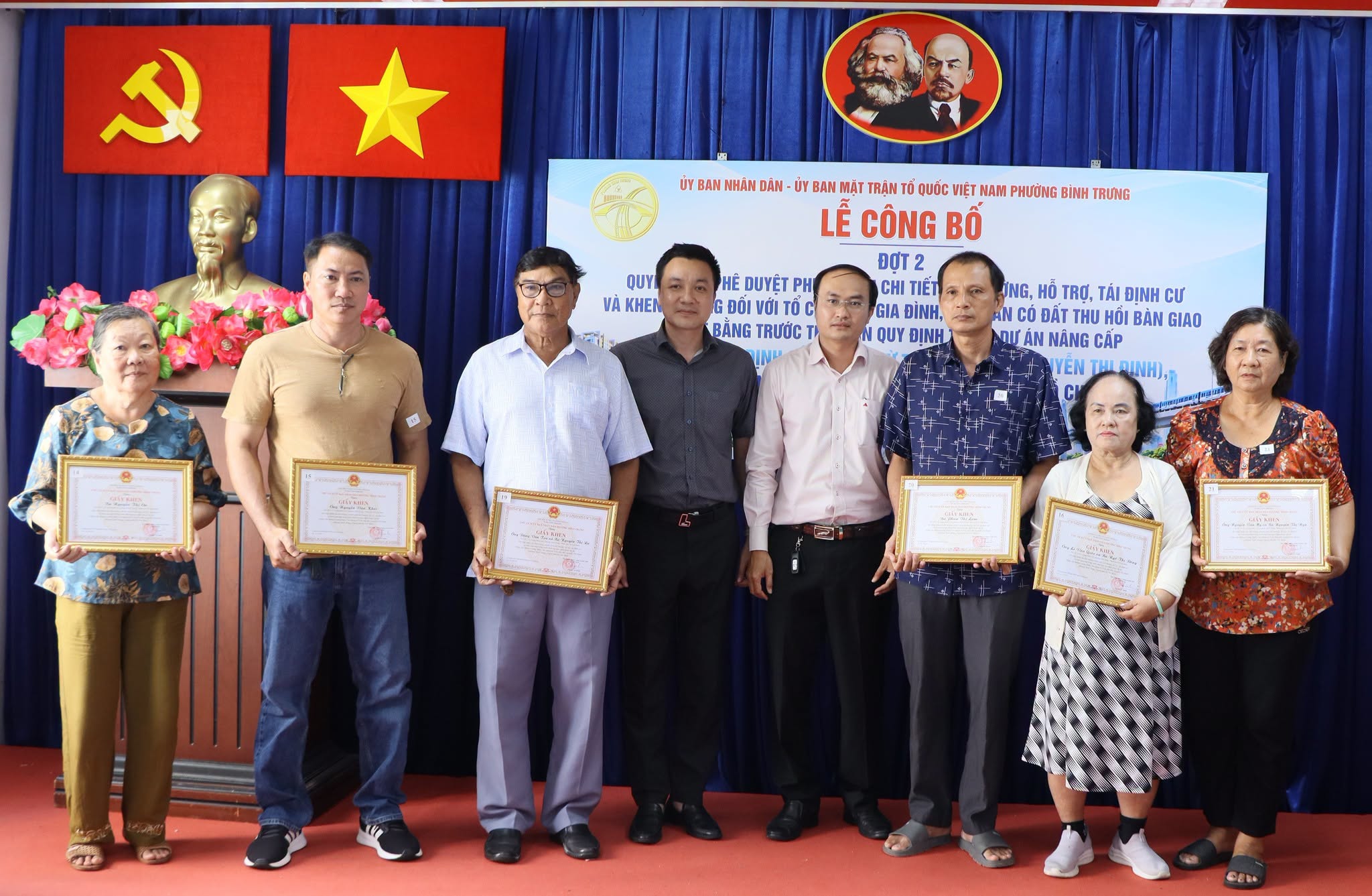 Dự án mở rộng đường ở TP.HCM lên 30 m: Lãnh đạo phường trao thưởng cho dân- Ảnh 1.