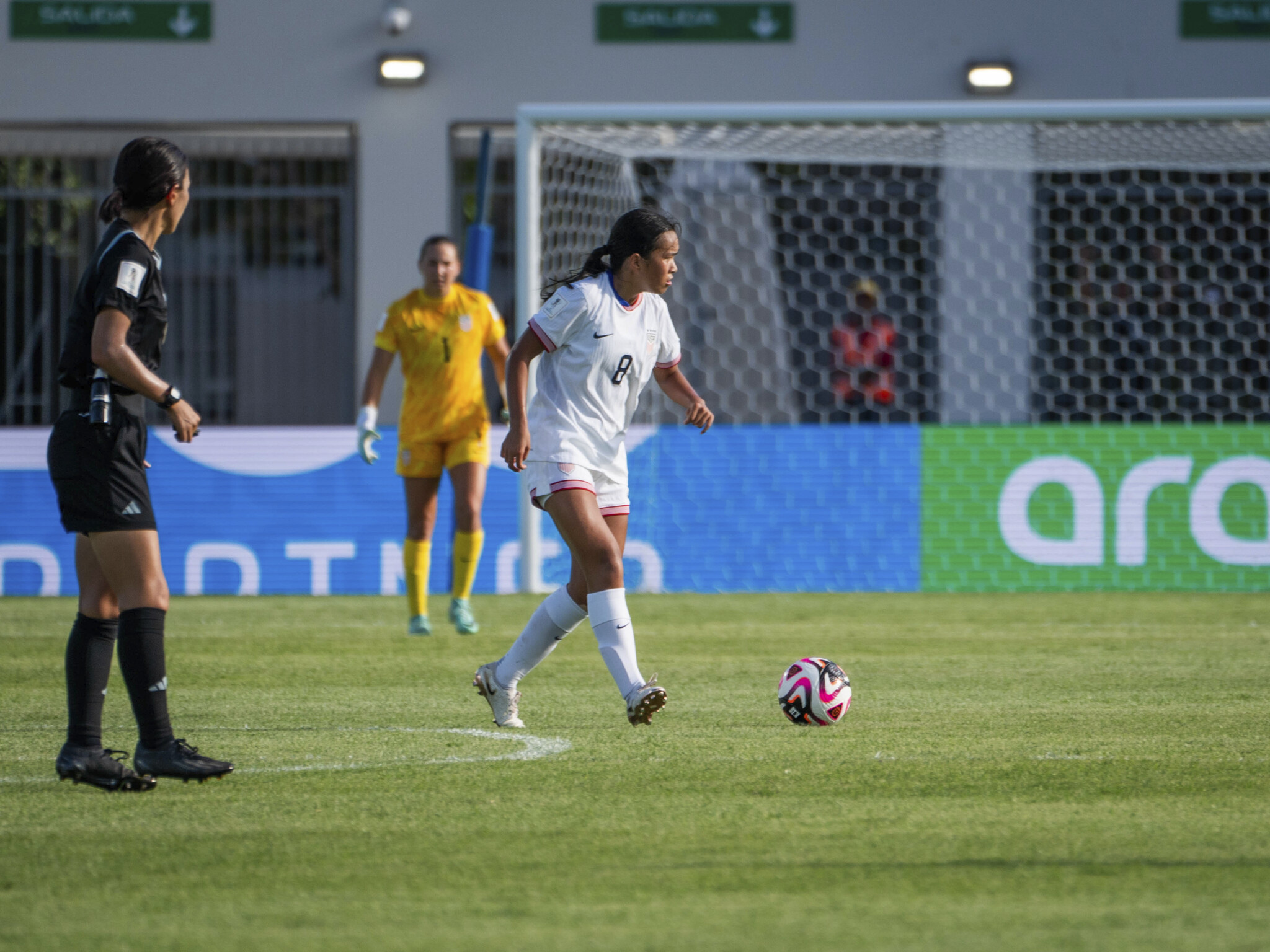 Cô gái gốc Việt hai lần dự World Cup trong màu áo tuyển Mỹ - Ảnh 1.