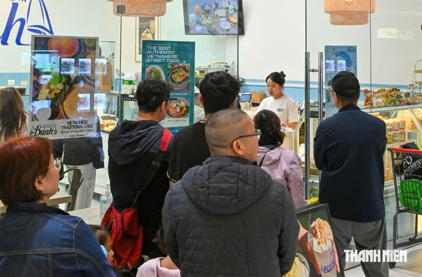 Bỏ thu nhập ổn định, hai cô gái Việt mở chuỗi tiệm bánh tráng trộn ở Canada - Ảnh 2.