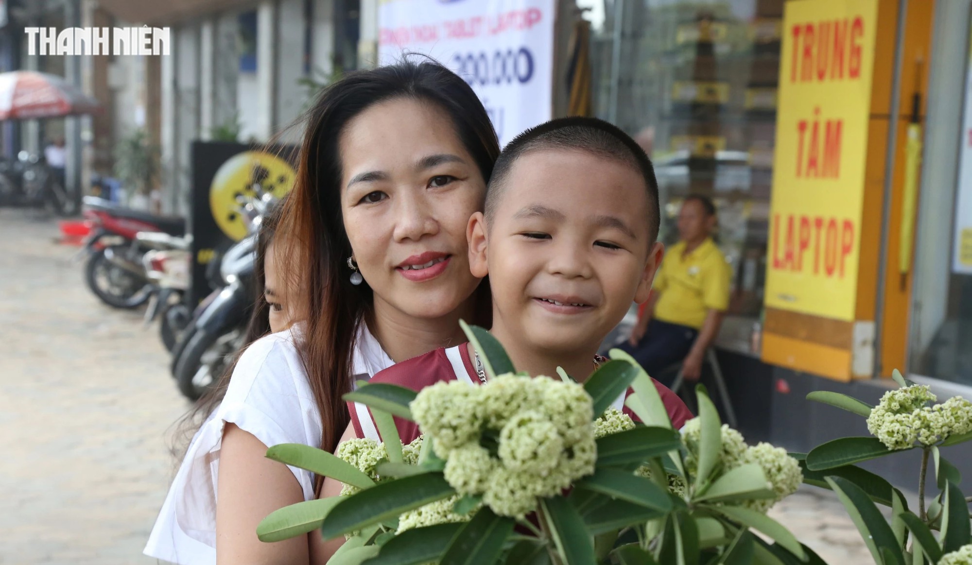 Hà Nội cắt tỉa hoa sữa, người dân thích thú nhặt cành to về cắm- Ảnh 5.