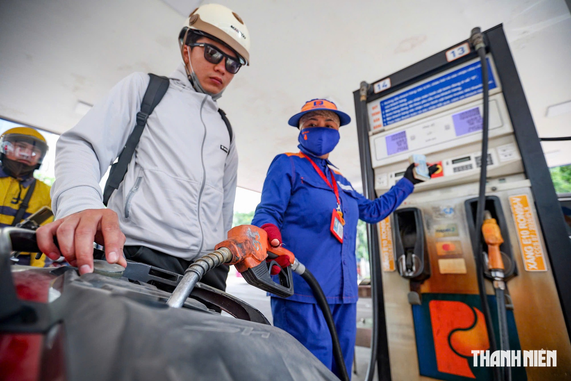 'Chưa bao giờ thấy PVOIL, Petrolimex giảm giá xăng dầu sâu đến thế'- Ảnh 1.