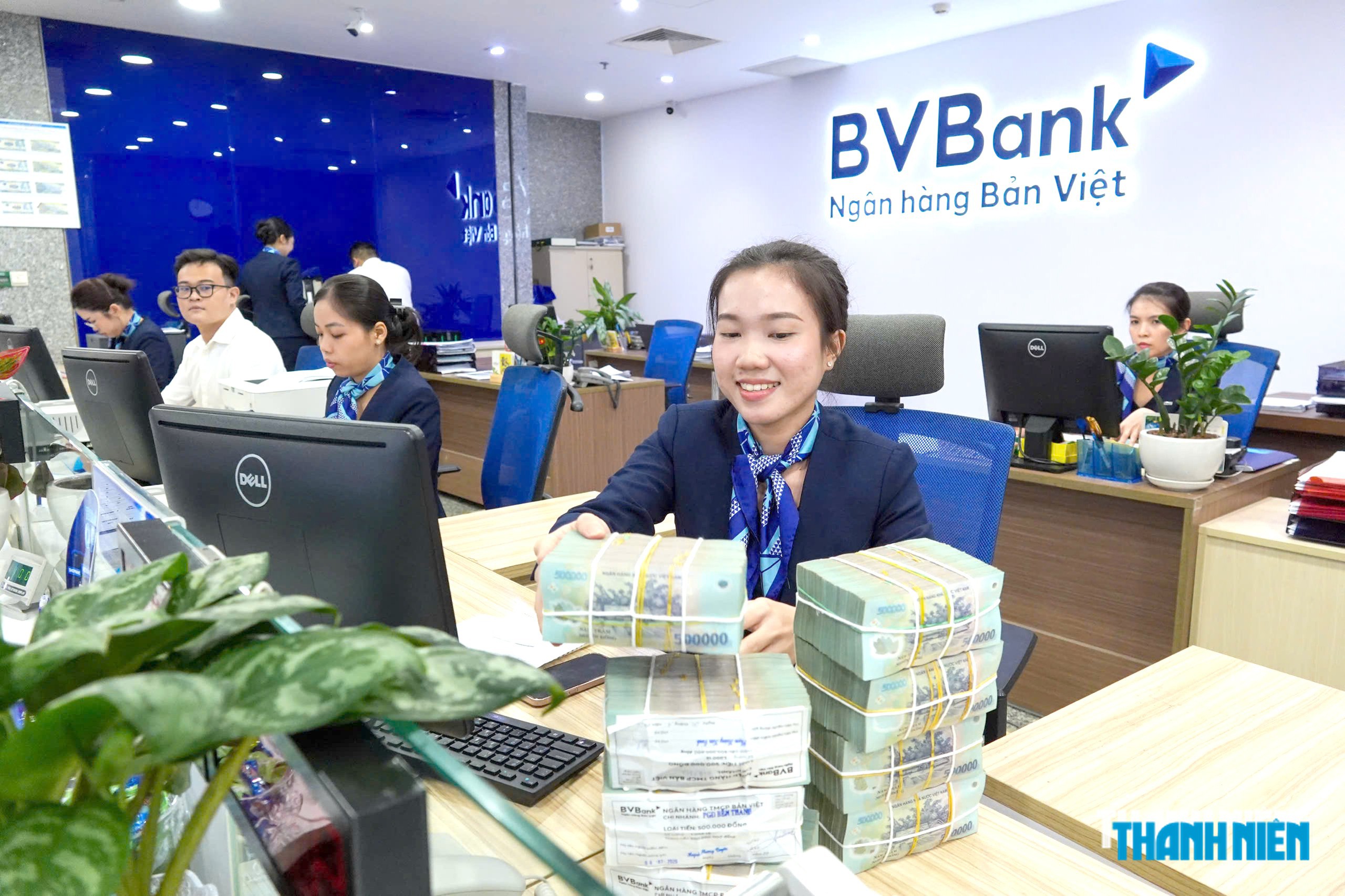 Dòng tiền tiếp tục chảy vào ngân hàng - Ảnh 1.
