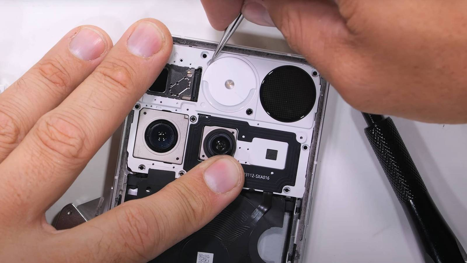 4 mẫu smartphone khó sửa chữa nhất hiện nay 4 mẫu smartphone khó sửa chữa nhất hiện nay - Ảnh 2.