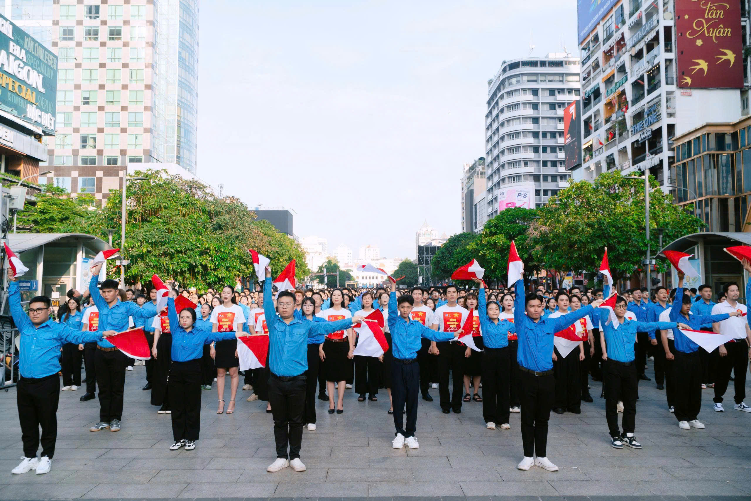 Tiết mục đồng ca khúc hát Lên đàng được nhận bằng xác lập kỷ lục Việt Nam - Ảnh 1.