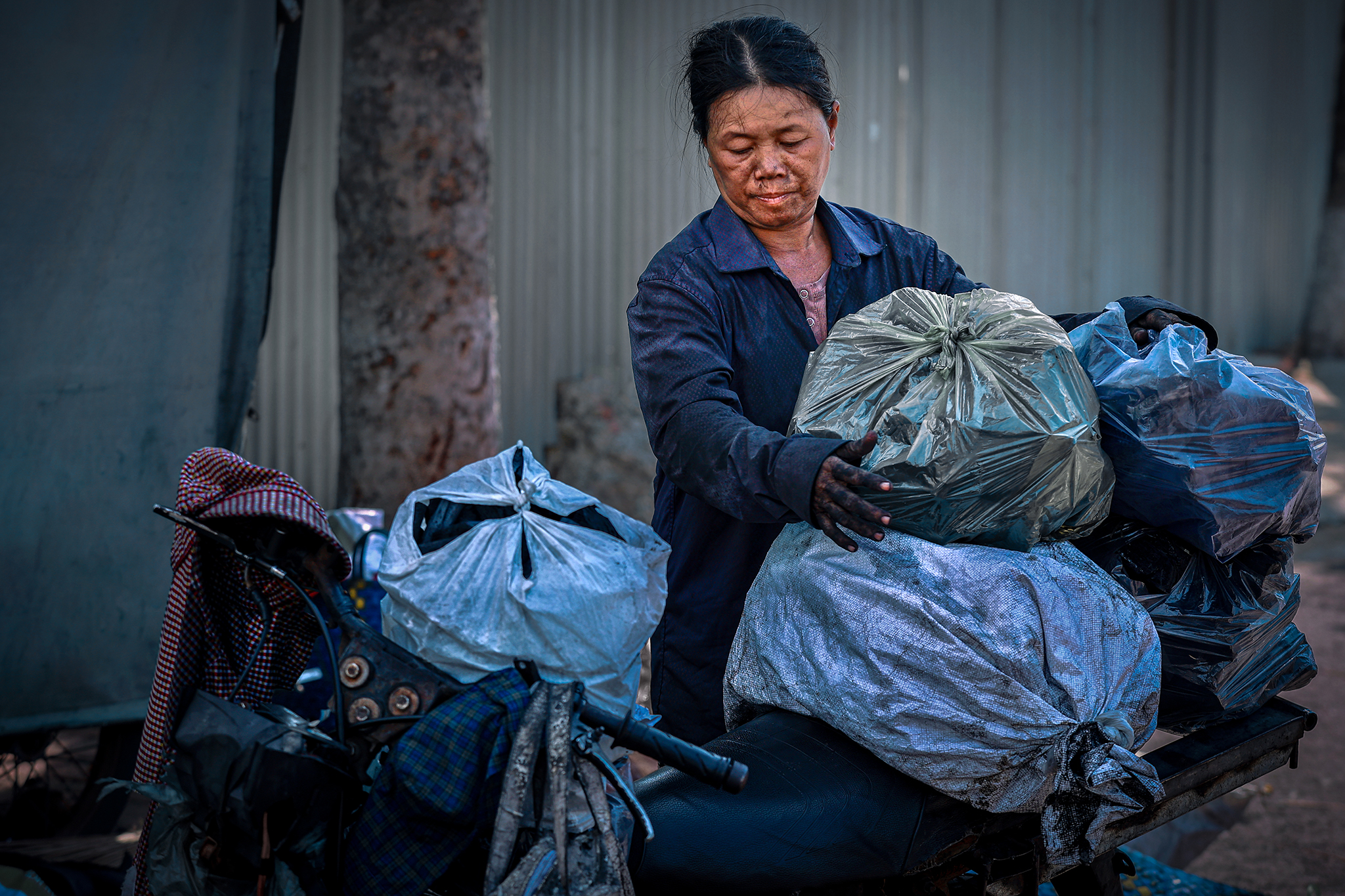 Những giọt mồ hôi màu đen - Ảnh 2.