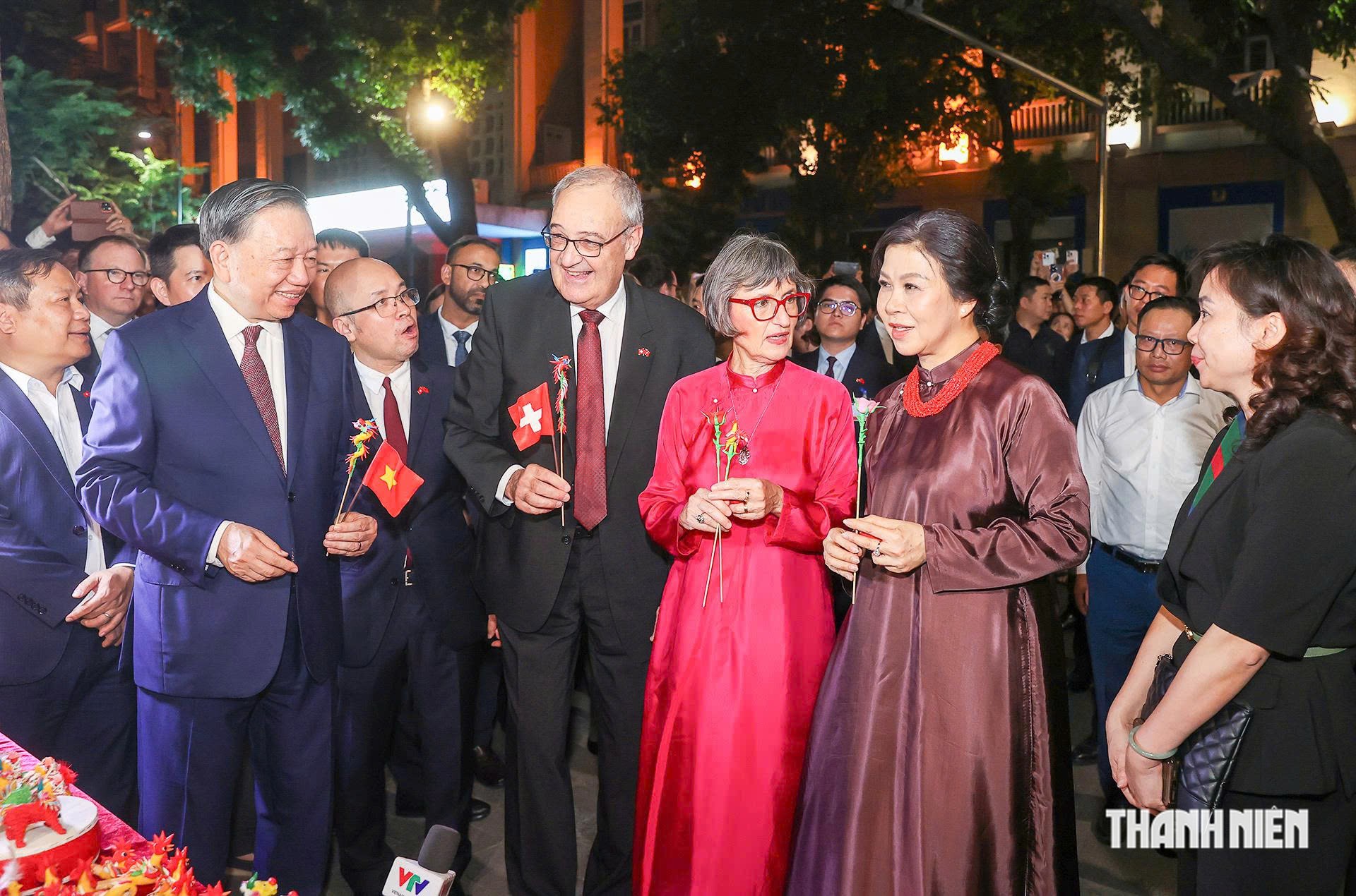 Tổng B&iacute; thư, Chủ tịch nước T&ocirc; L&acirc;m v&agrave; Tổng thống Thụy Sĩ dạo hồ Ho&agrave;n Kiếm- Ảnh 2.