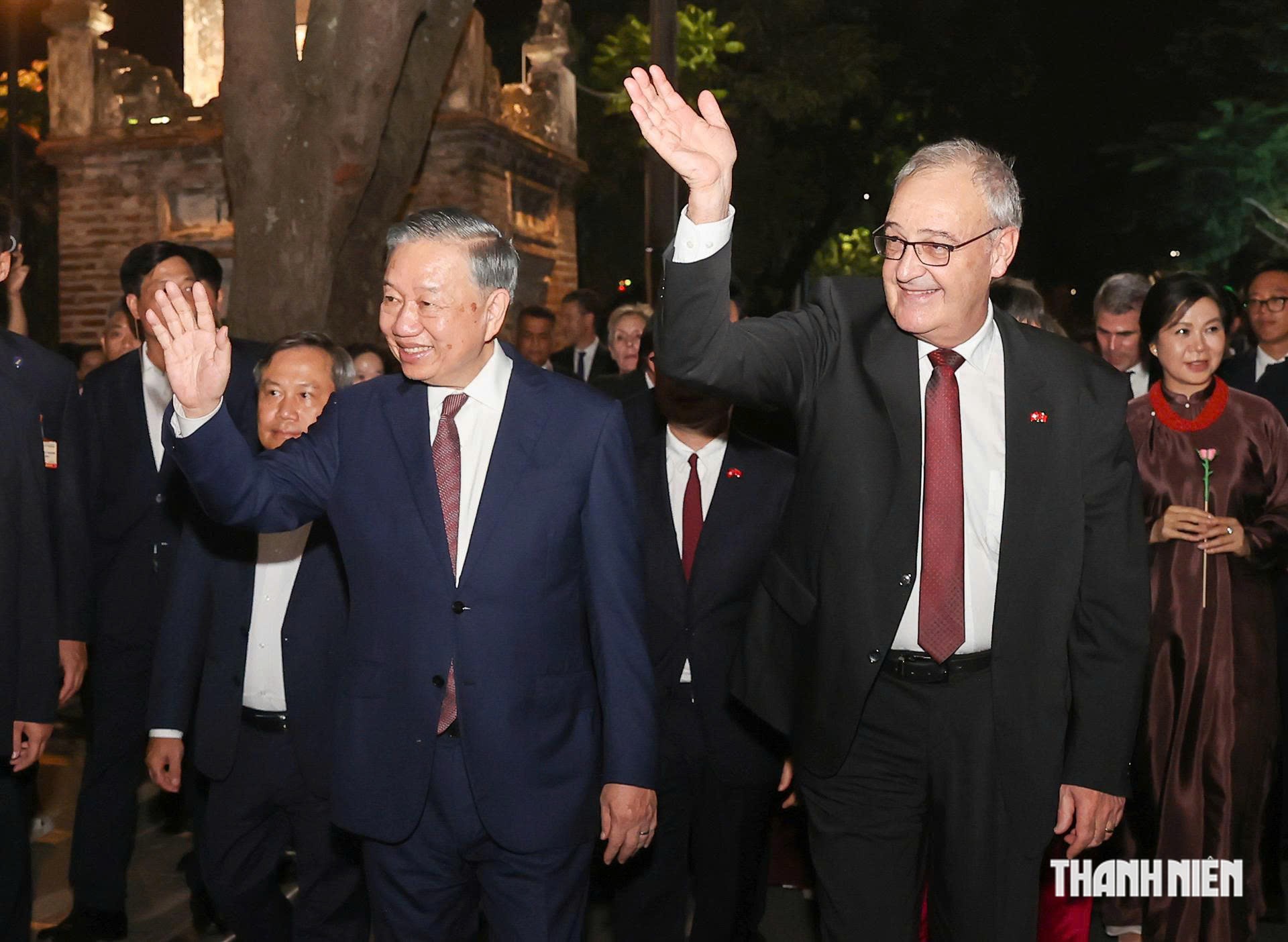 Tổng B&iacute; thư, Chủ tịch nước T&ocirc; L&acirc;m v&agrave; Tổng thống Thụy Sĩ dạo hồ Ho&agrave;n Kiếm- Ảnh 1.