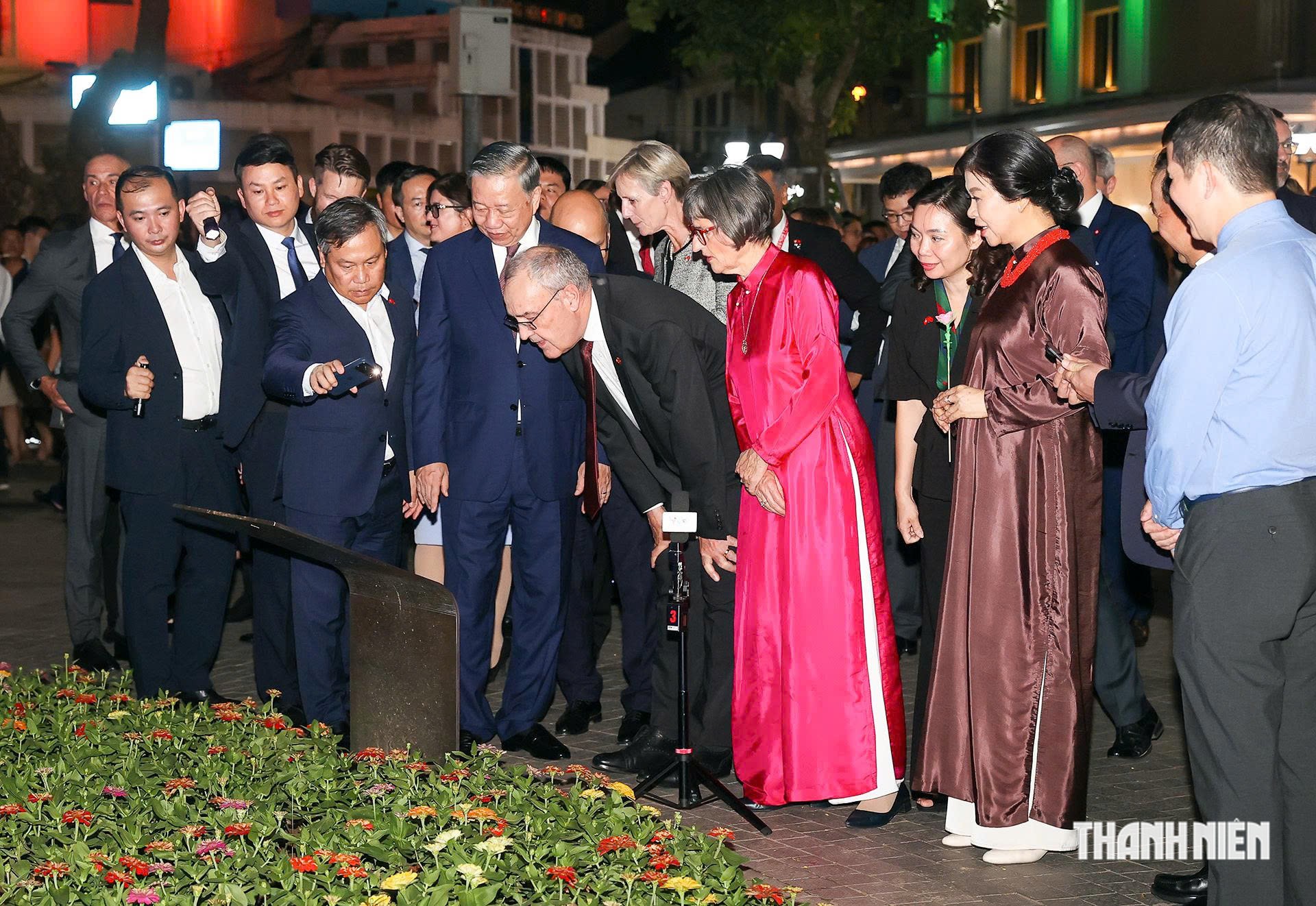 Tổng B&iacute; thư, Chủ tịch nước T&ocirc; L&acirc;m v&agrave; Tổng thống Thụy Sĩ dạo hồ Ho&agrave;n Kiếm- Ảnh 6.