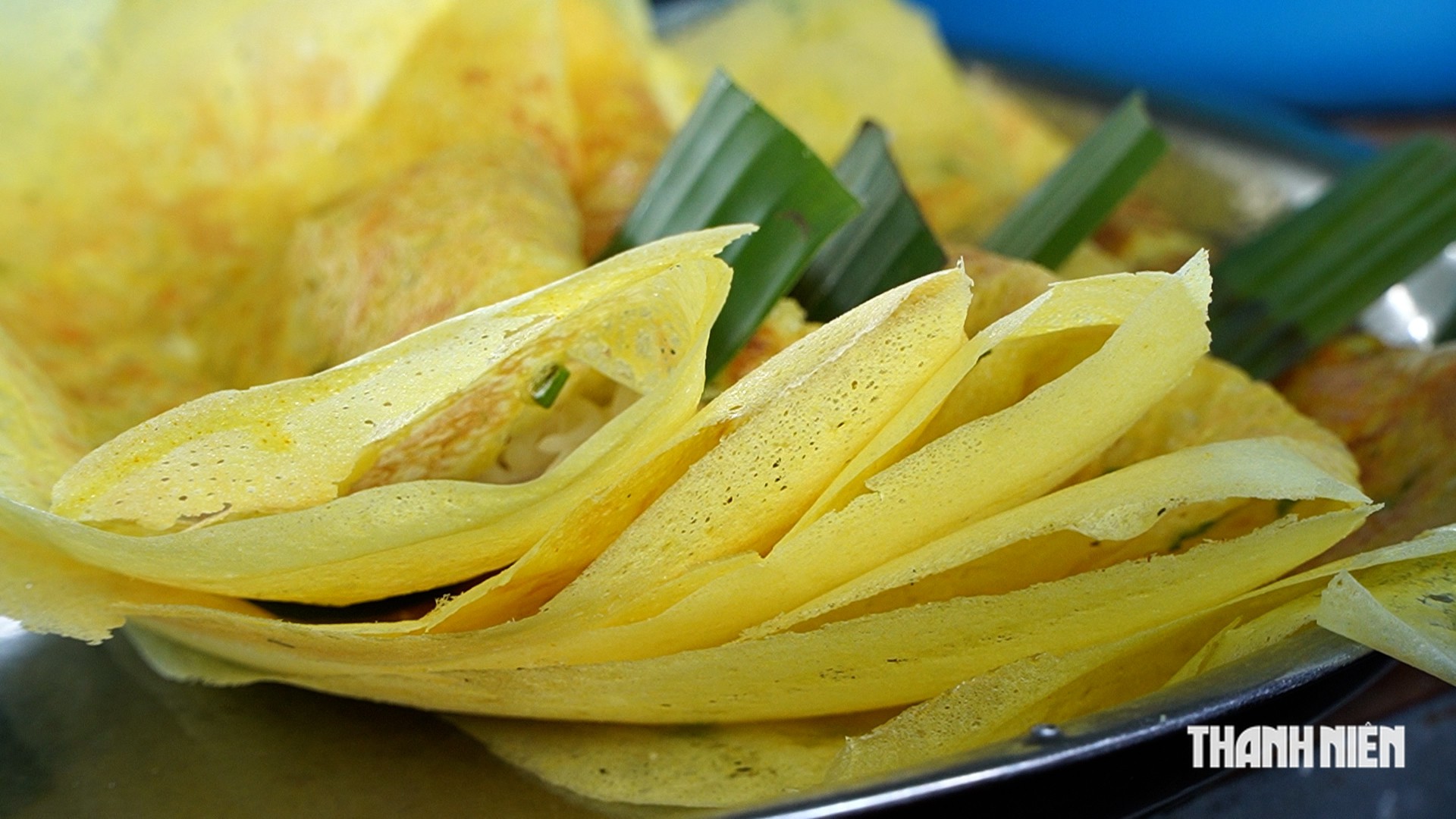 Cậu bé 13 tuổi miền Tây đổ cùng lúc 3 chiếc bánh xèo phụ mẹ mưu sinh - Ảnh 1.