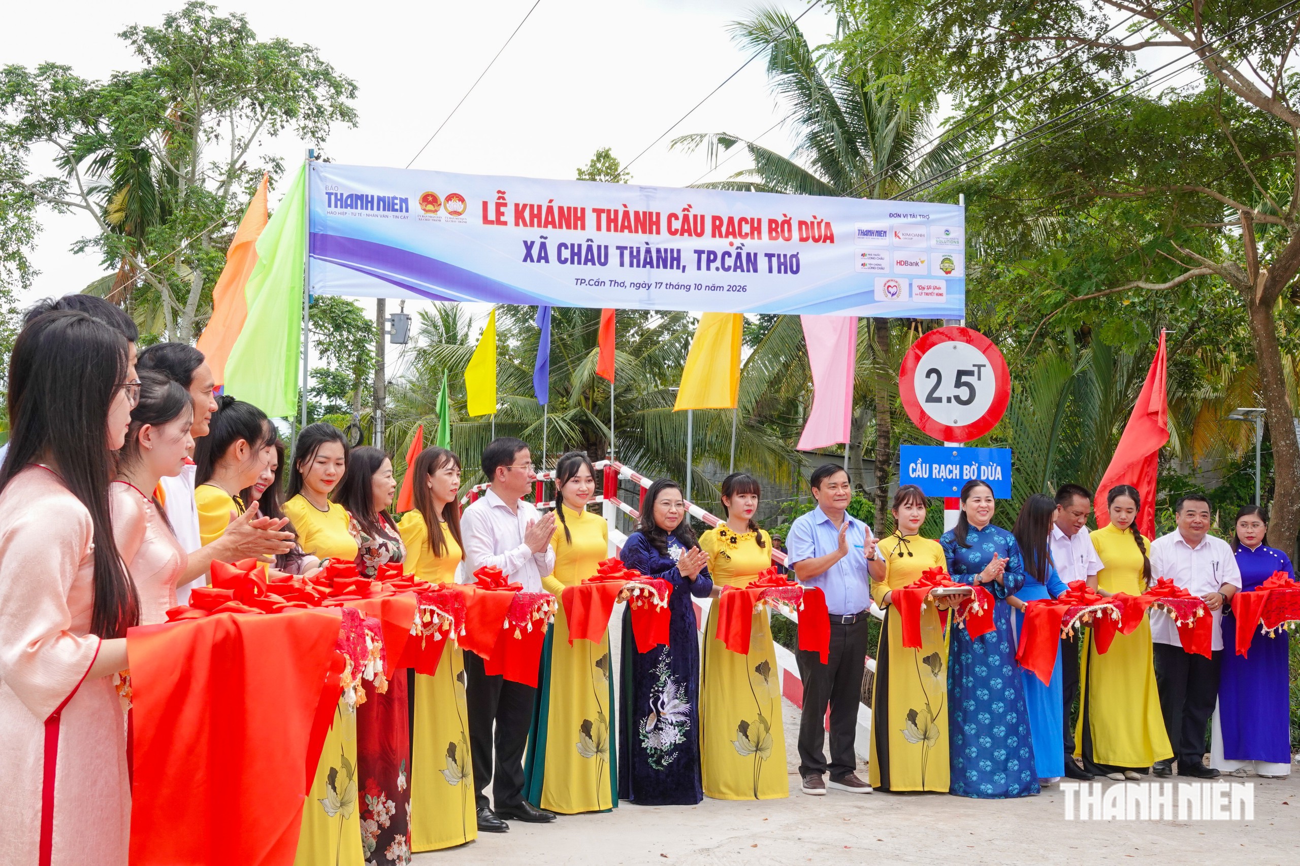 Báo Thanh Niên khánh thành cầu Rạch Bờ Dừa: Ngày vui của xóm nhỏ ở Cần Thơ- Ảnh 1.