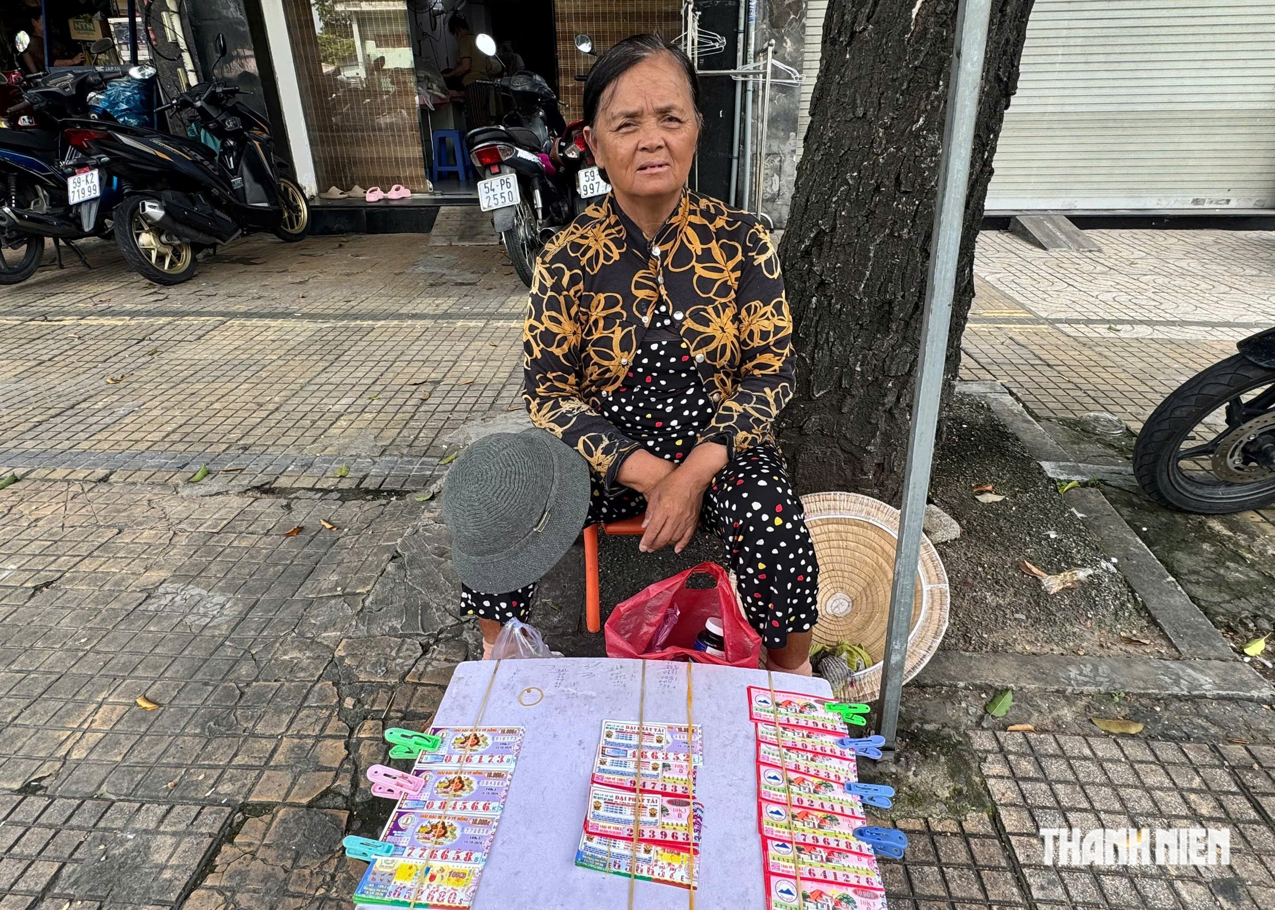 Người nghèo bán vé số dạo ở TP.HCM thành 'con nợ' trong tình cảnh quá bi đát- Ảnh 5.