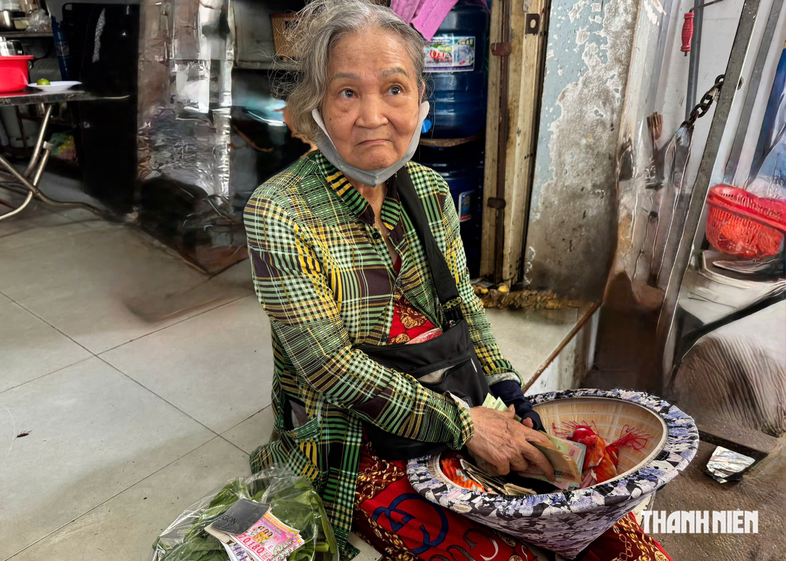 Người nghèo bán vé số dạo ở TP.HCM thành 'con nợ' trong tình cảnh quá bi đát- Ảnh 3.