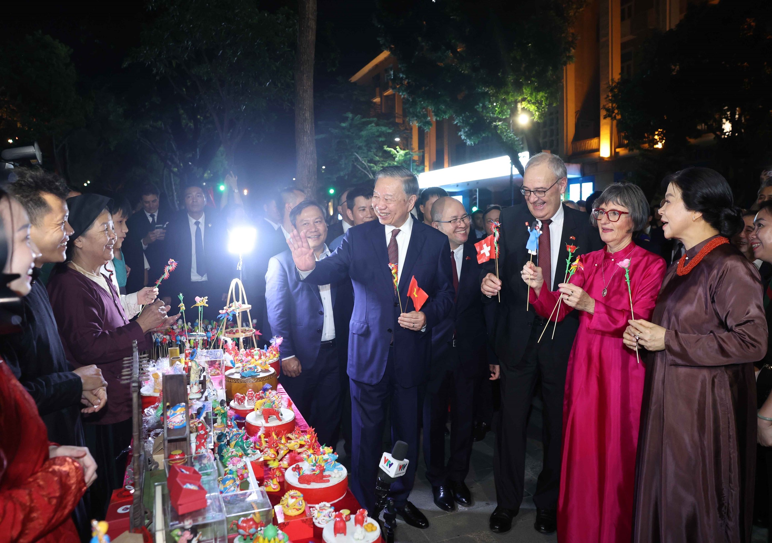 Tổng B&iacute; thư, Chủ tịch nước T&ocirc; L&acirc;m v&agrave; Tổng thống Thụy Sĩ dạo hồ Ho&agrave;n Kiếm- Ảnh 3.