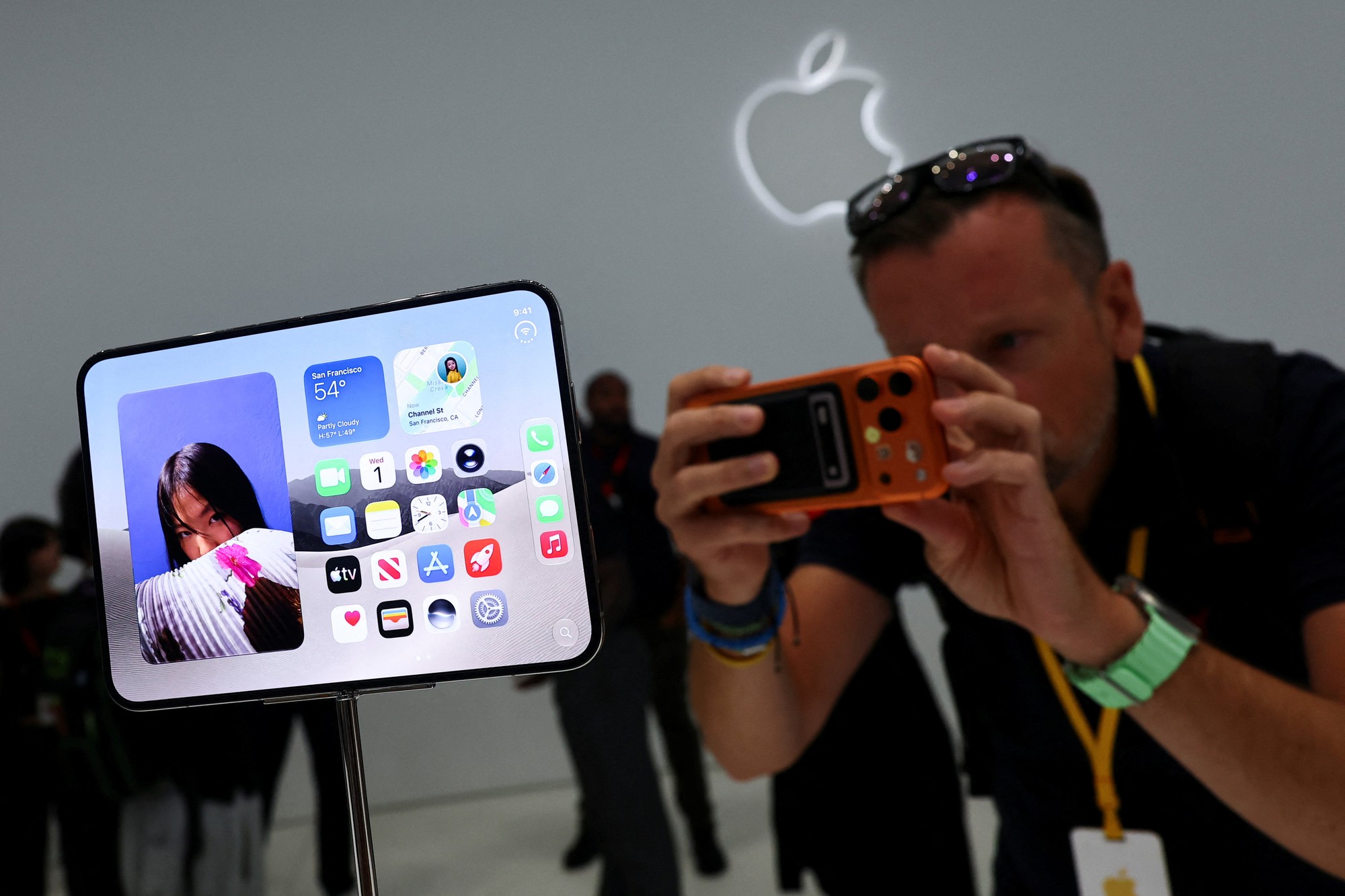 Apple bị chỉ trích vì tình trạng đầu cơ iPhone Duo Apple bị chỉ trích vì để iPhone Duo rơi vào tay dân đầu cơ - Ảnh 1.