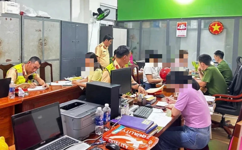 Xử phạt 6 phụ nữ ngồi giữa đường đèo Hải Vân chụp ảnh- Ảnh 1.