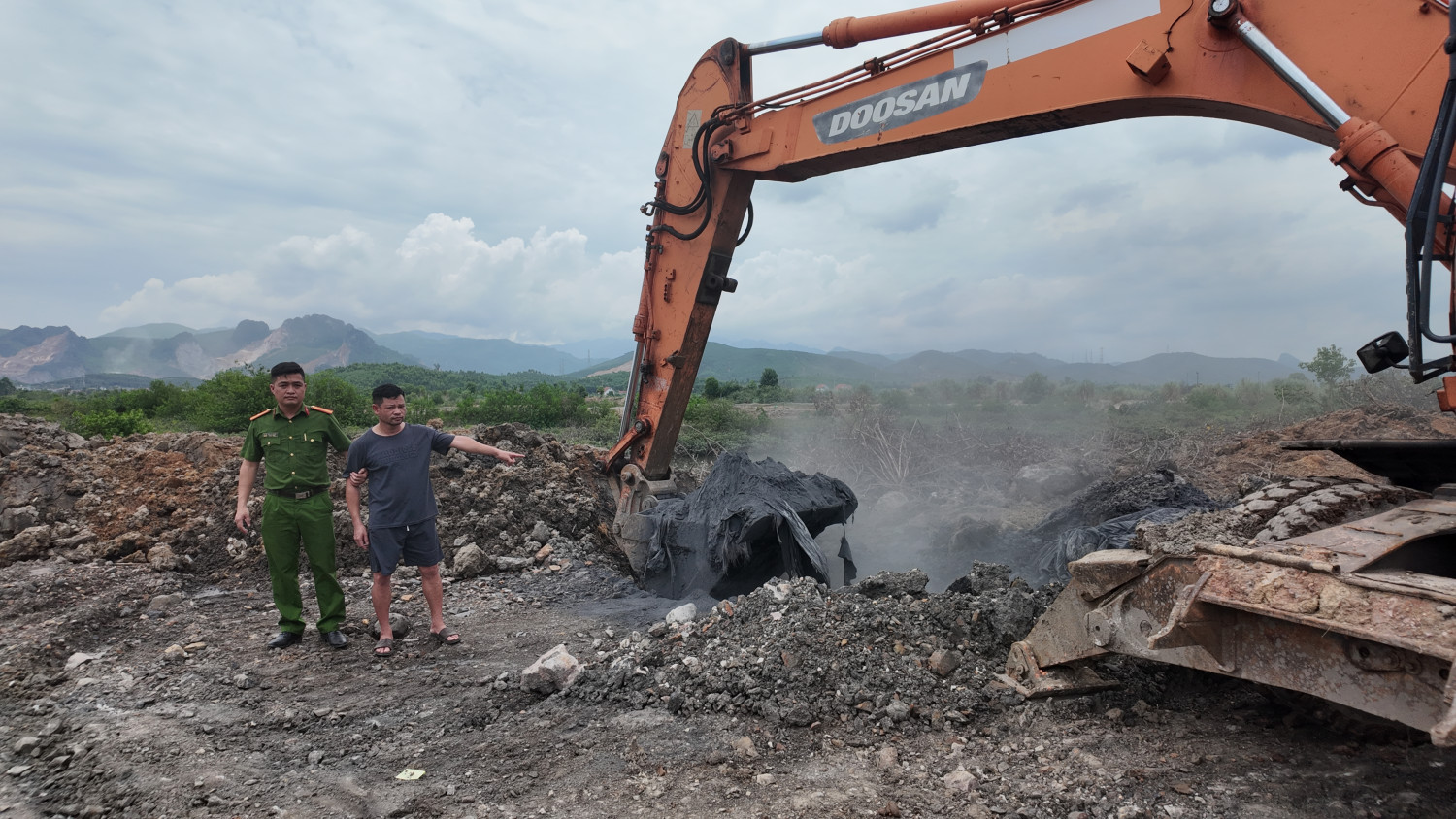 Phát hiện 300 tấn chất thải công nghiệp bị chôn lấp trái phép
- Ảnh 1.