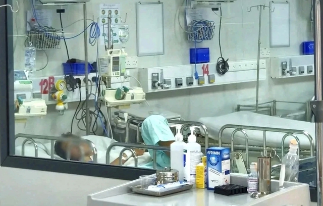 Trong lớp c&oacute; trẻ nhiễm n&atilde;o m&ocirc; cầu, khi n&agrave;o cần uống kh&aacute;ng sinh dự ph&ograve;ng? - Ảnh 2.
