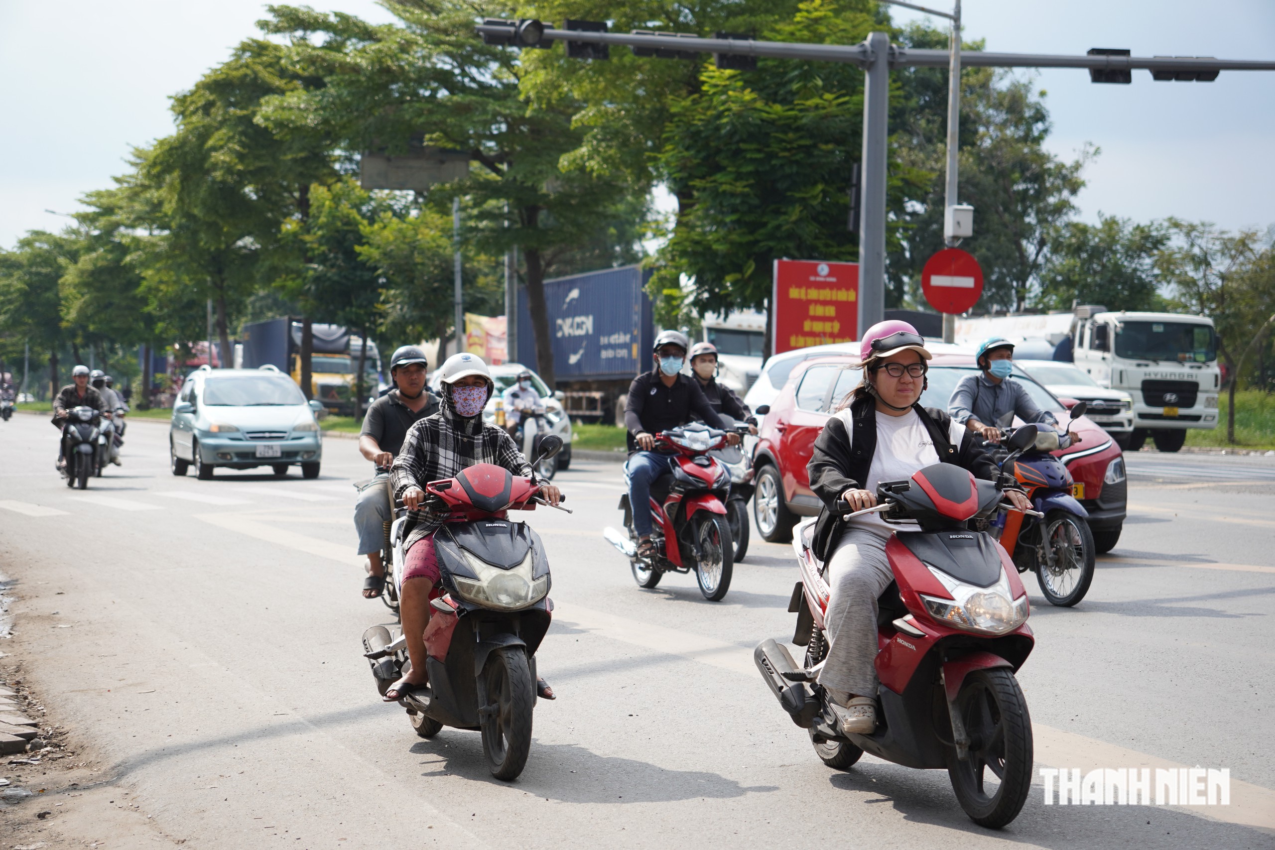 Cao tốc Bến Lức - Long Thành thông xe, người đi xe máy bất ngờ hưởng lợi - Ảnh 2.