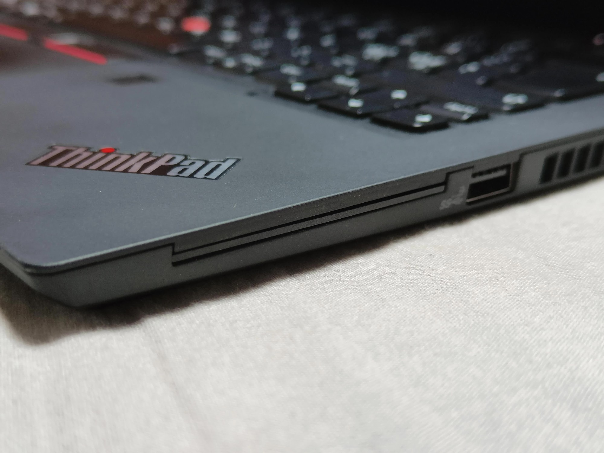 Cổng SC bí ẩn trên laptop có tác dụng gì mà nhiều người chưa biết? - Ảnh 1.