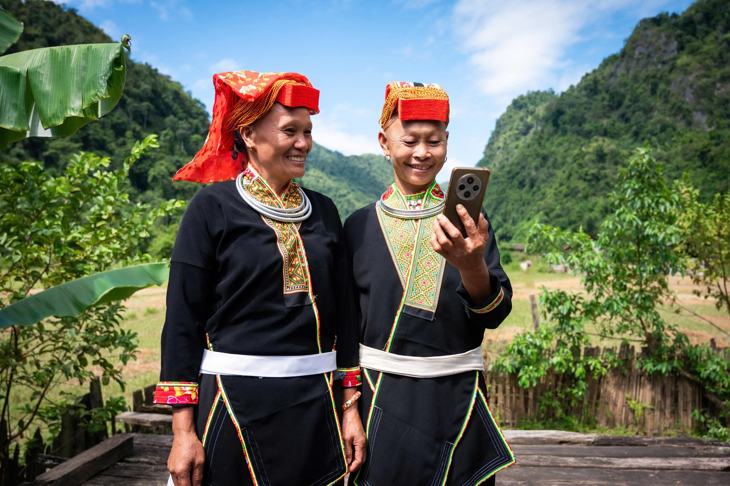 Tạm biệt cảnh ‘hứng sóng’ điện thoại nơi ‘bị bỏ quên giữa dòng chảy đô thị hóa’ - Ảnh 1.