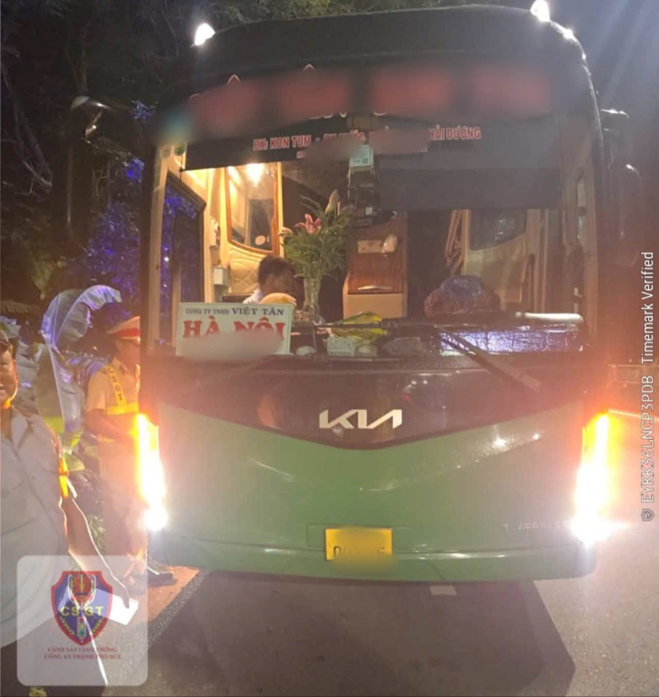 Gom khách lẻ, chủ xe và tài xế bị phạt 30 triệu đồng - Ảnh 1.