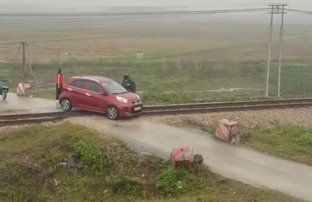 Ô tô chết máy ngay trên đường ray, tài xế phải làm gì trước tiên? - Ảnh 1.