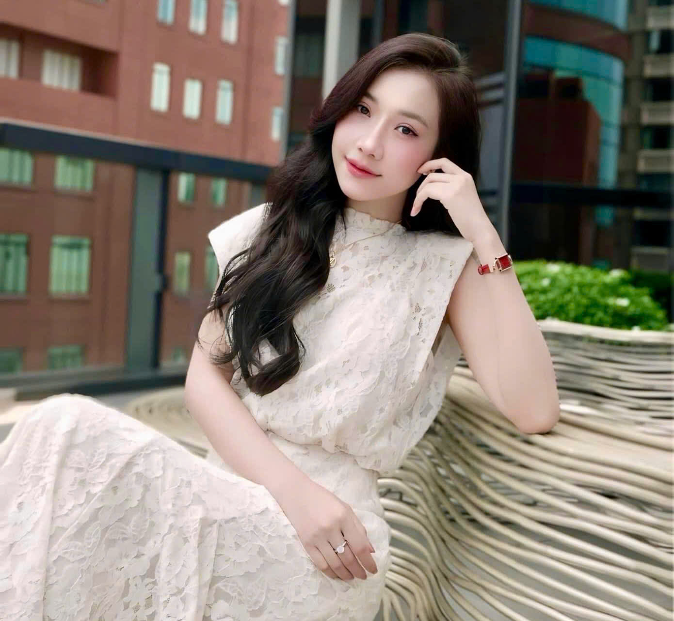 Những 'b&ocirc;ng hoa' ng&agrave;y 20.10: Khi vẻ đẹp song h&agrave;nh c&ugrave;ng tr&iacute; tuệ v&agrave; bản lĩnh- Ảnh 2.
