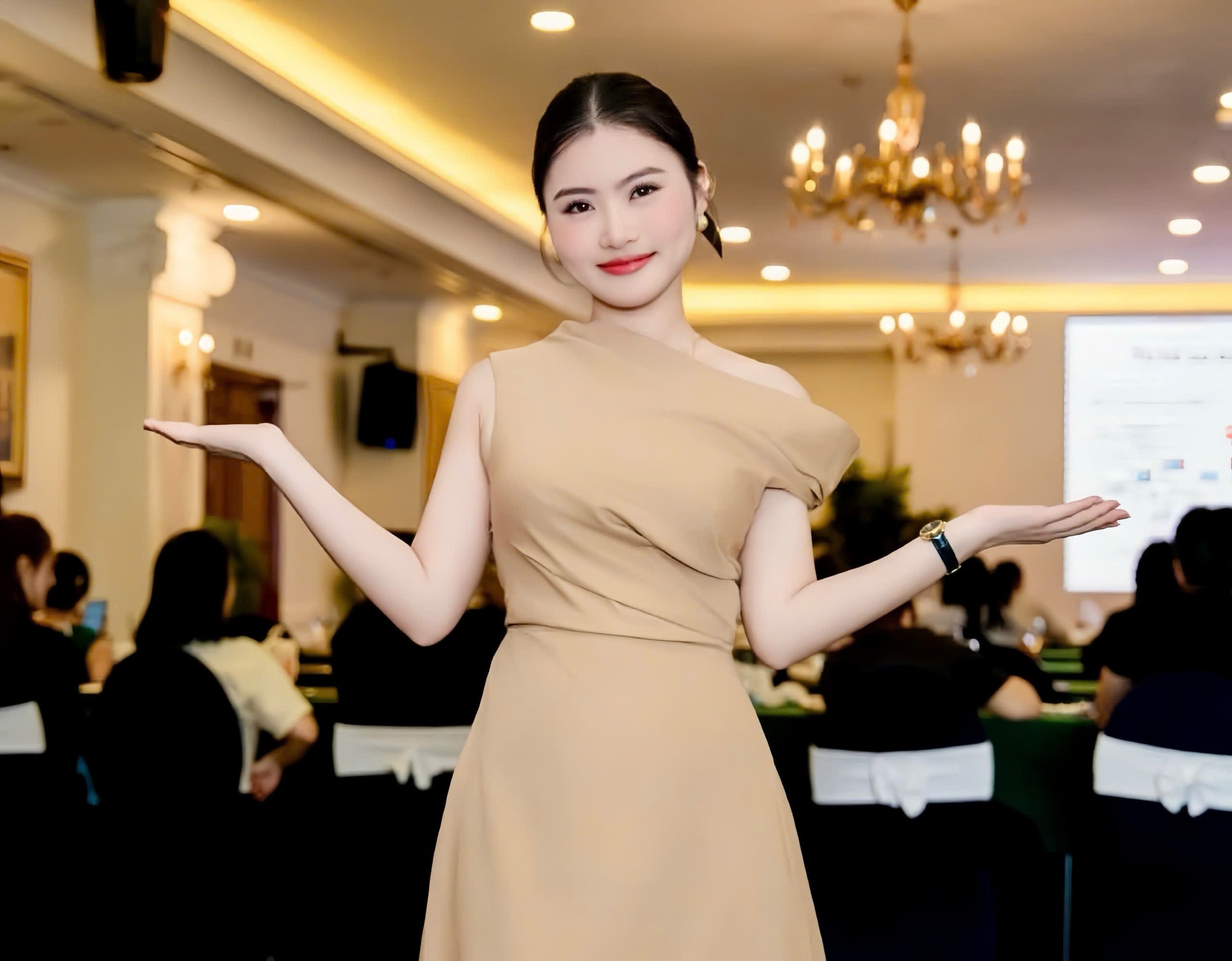 Những 'b&ocirc;ng hoa' ng&agrave;y 20.10: Khi vẻ đẹp song h&agrave;nh c&ugrave;ng tr&iacute; tuệ v&agrave; bản lĩnh- Ảnh 3.