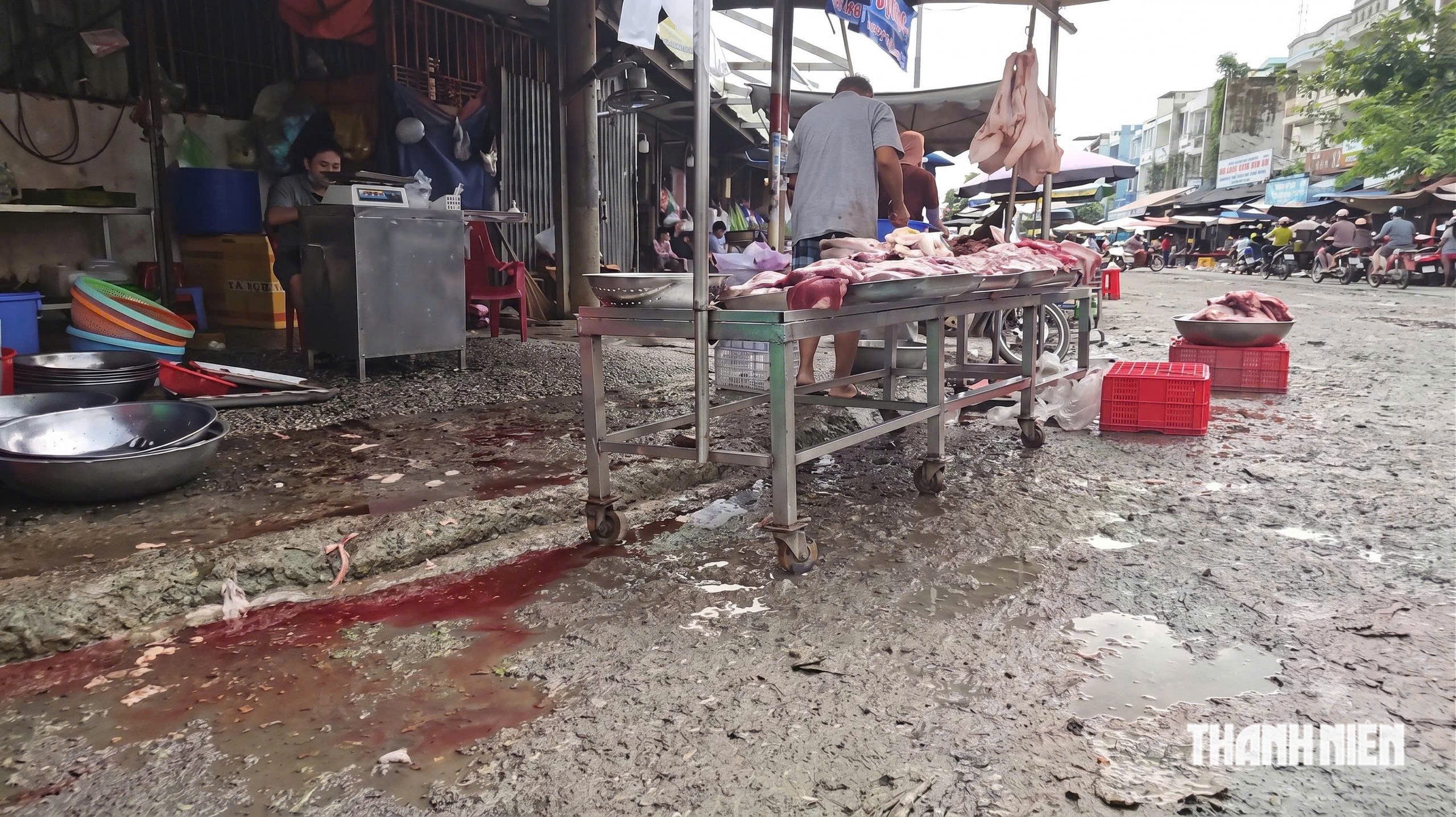 Lập chốt trực, đẩy nhanh phạt nguội chợ tự phát quanh chợ đầu mối Hóc Môn - Ảnh 1.