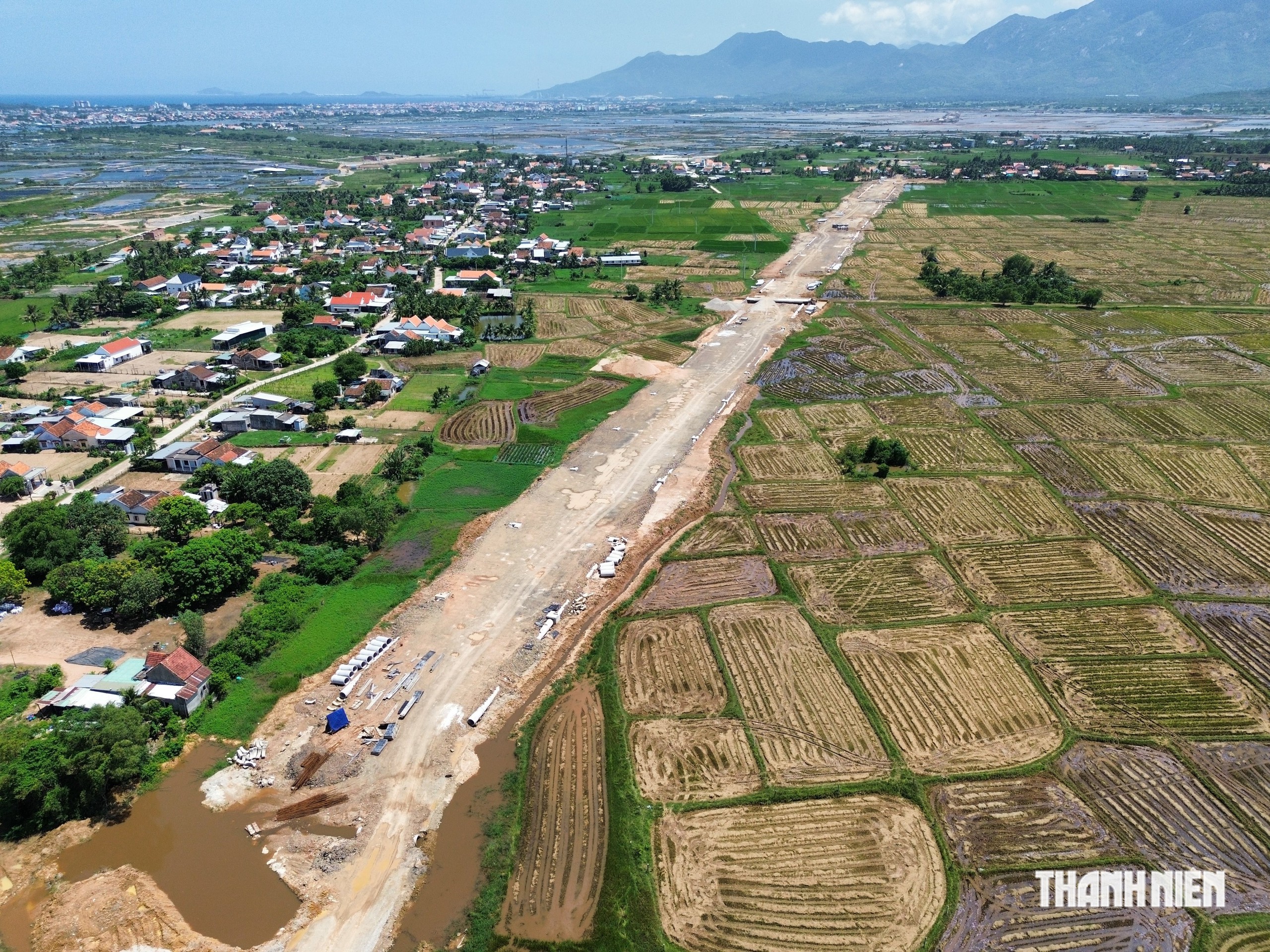 Đường ven biển, xương sống Khu kinh tế Vân Phong đang hình thành như thế nào? - Ảnh 2.
