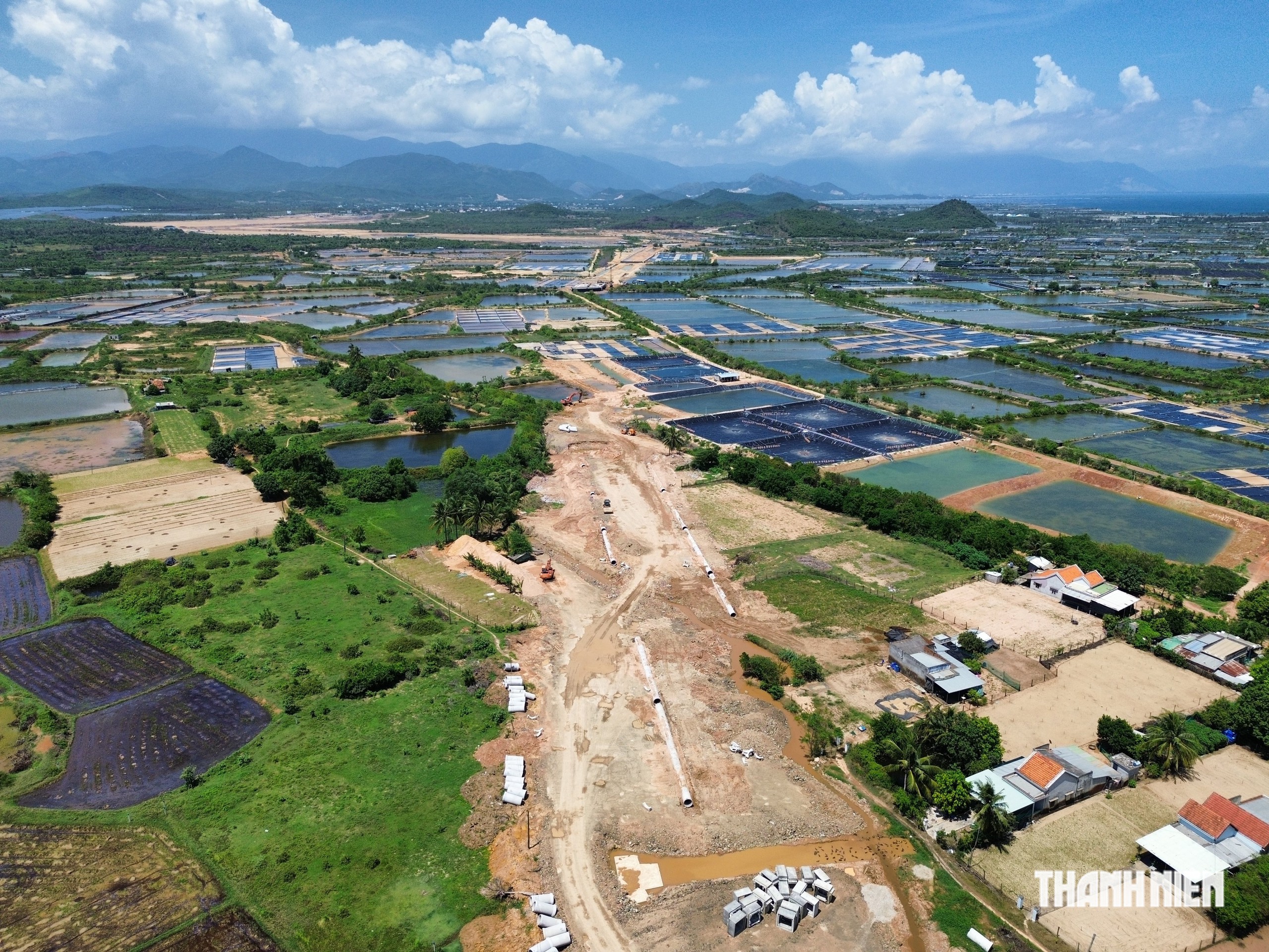 Đường ven biển, xương sống Khu kinh tế Vân Phong đang hình thành như thế nào? - Ảnh 7.