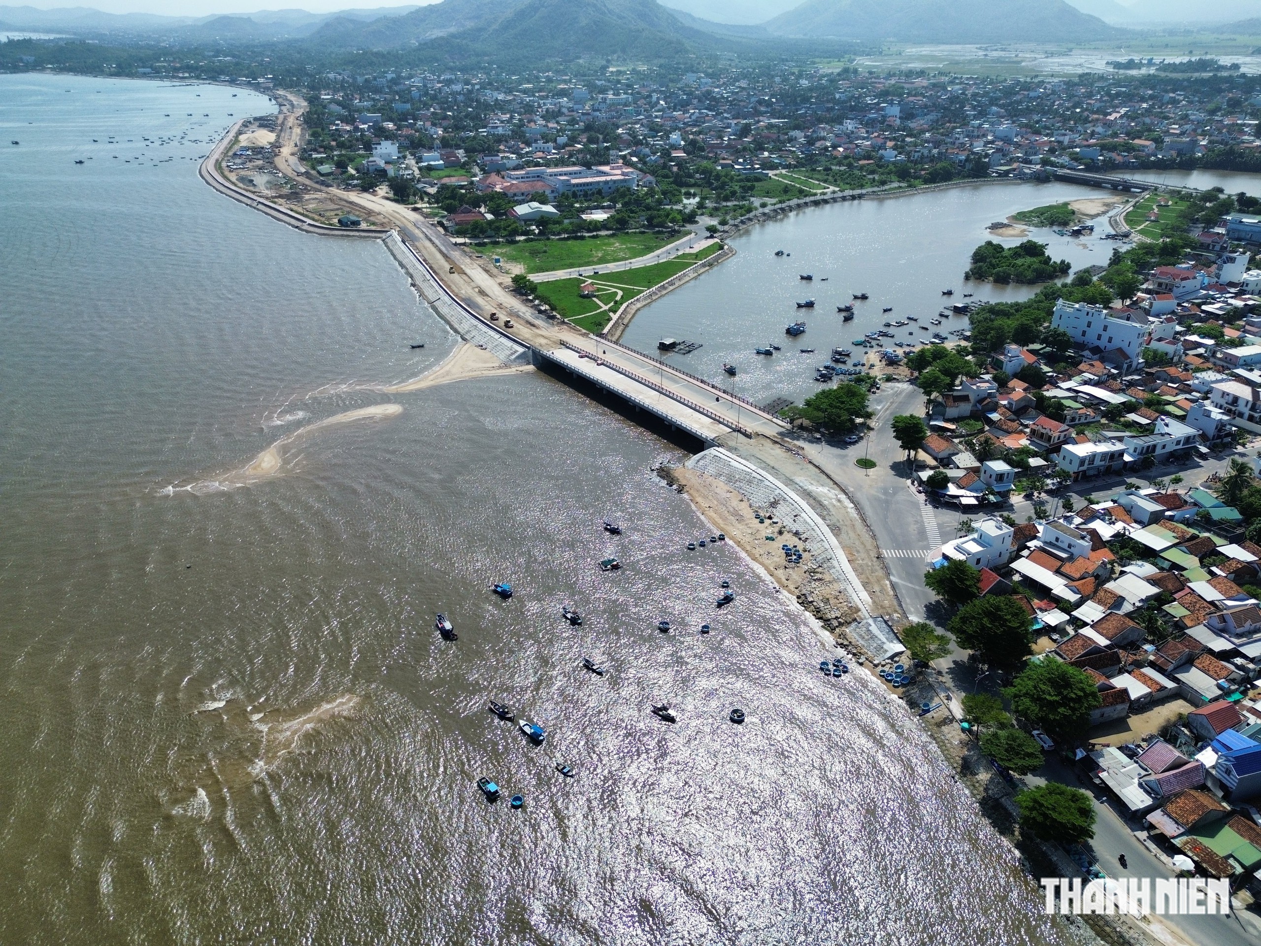 Đường ven biển, xương sống Khu kinh tế Vân Phong đang hình thành như thế nào? - Ảnh 5.