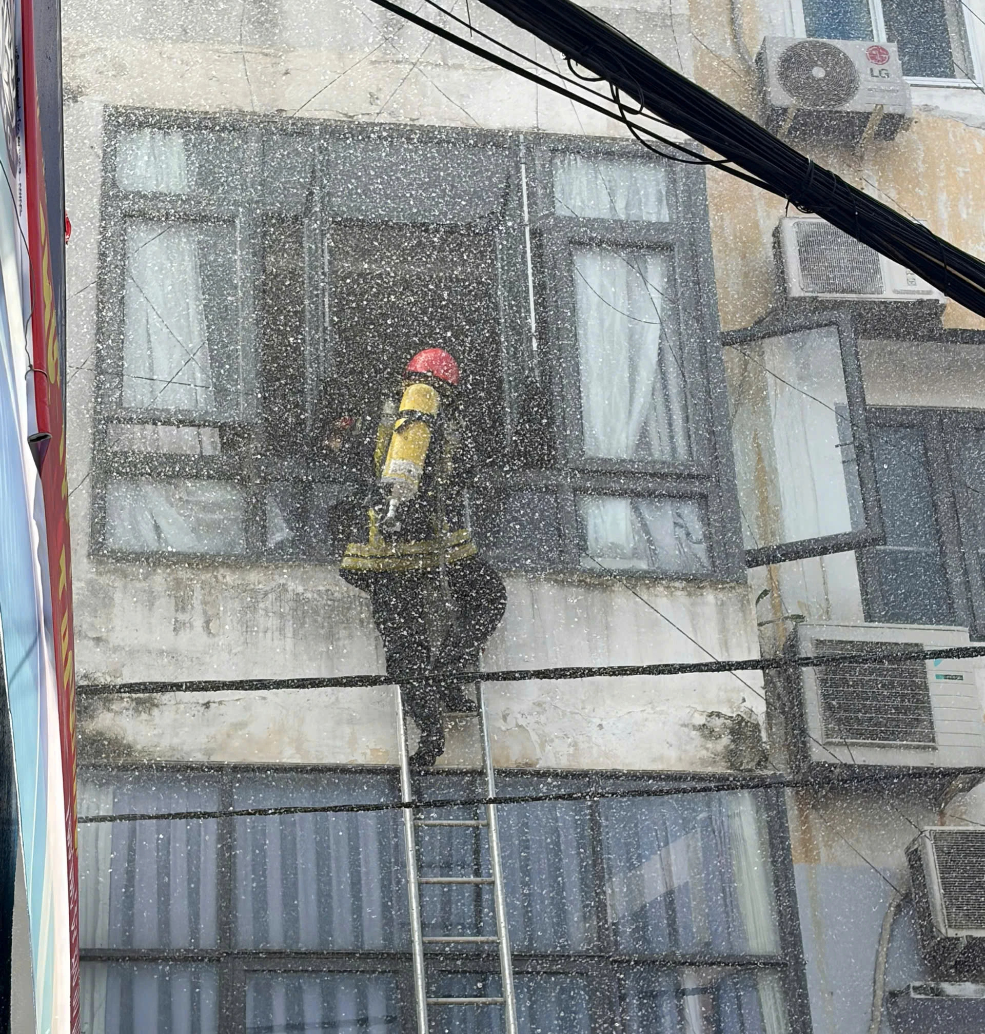Huy động 200 người diễn tập PCCC tại chung cư cũ - Ảnh 2.