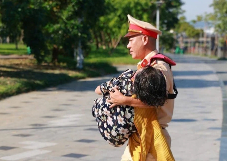 Đội trưởng CSGT đường thủy cùng người dân bơi ra sông Hương cứu người đuối nước- Ảnh 2.
